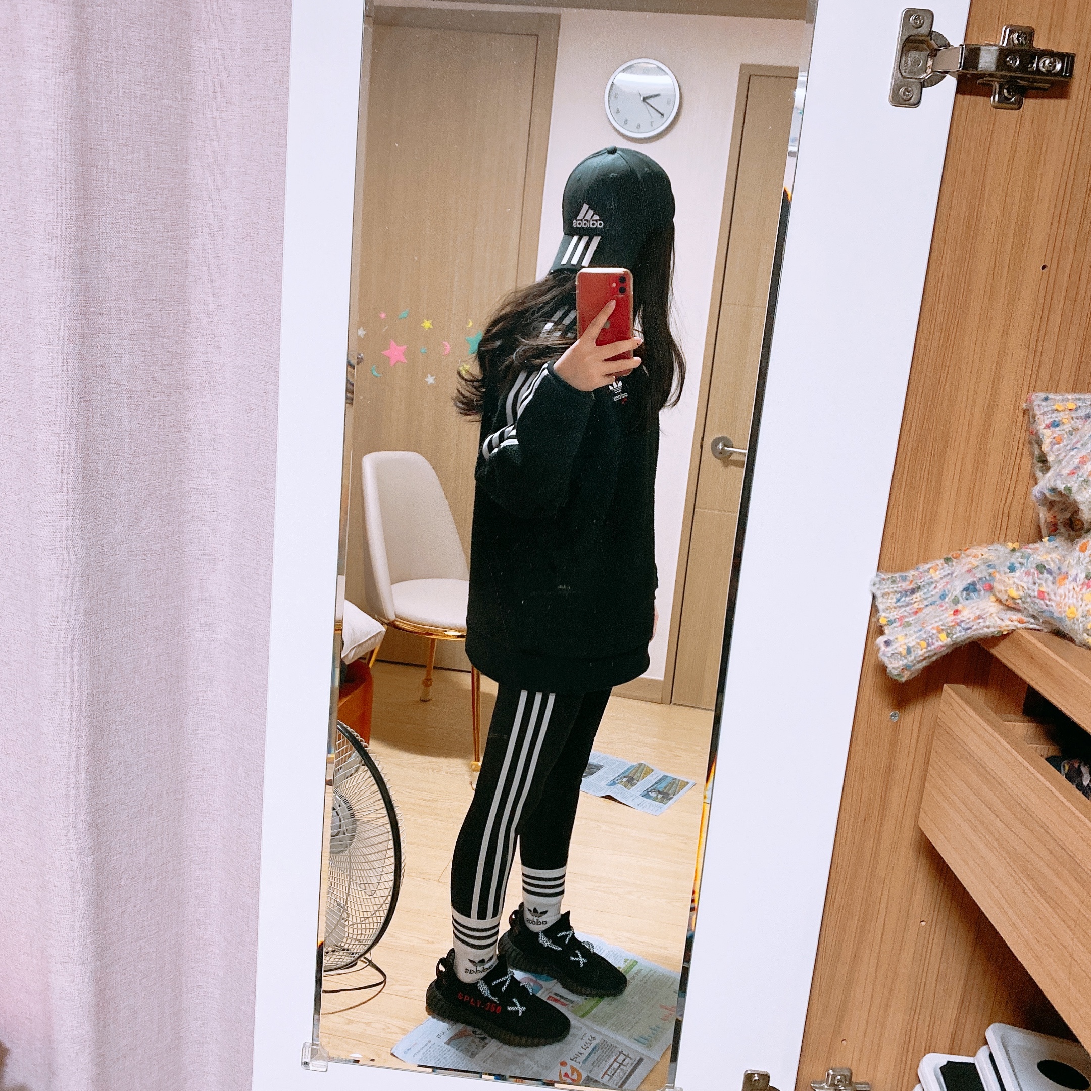 Adidas Yeezy Boost 350 V2 Black Red 2020 착용 스타일 - 2