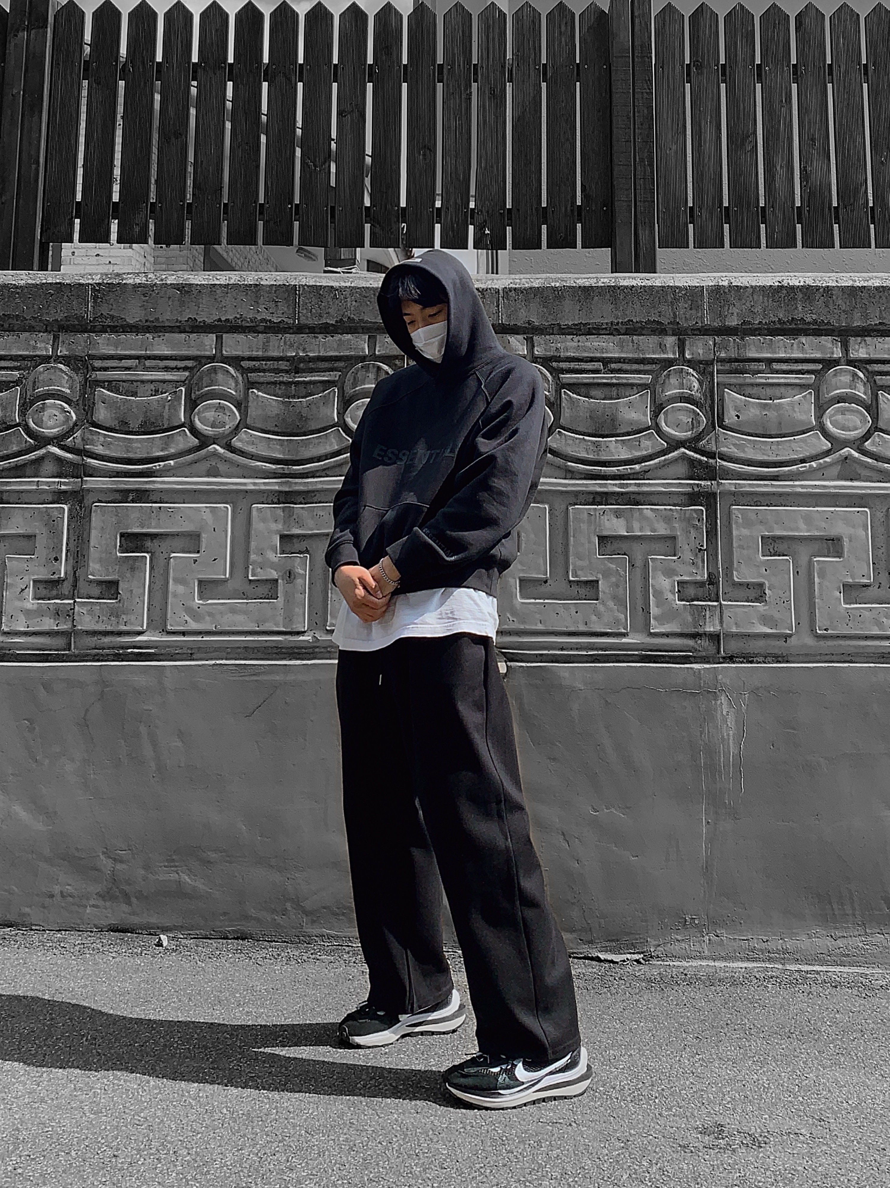 Essentials 3D Silicon Applique Pullover Hoodie Dark Slate/Black 2020, Nike x Sacai VaporWaffle Black White 착용 스타일