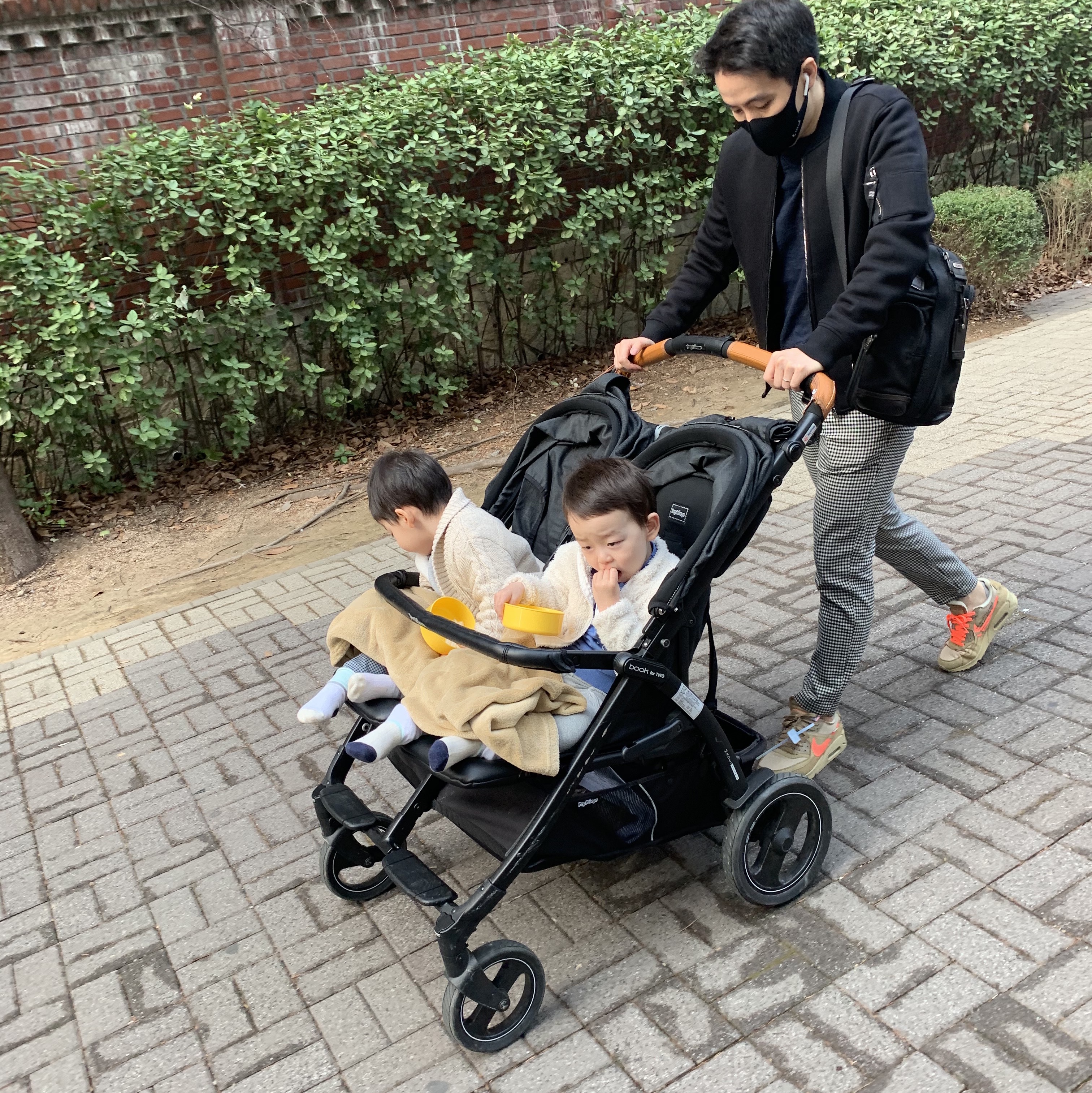 Nike x Off-White Air Max 90 V2 Desert Ore, Jordan 1 x Travis Scott Retro Low OG SP Mocha 착용 스타일 - 1