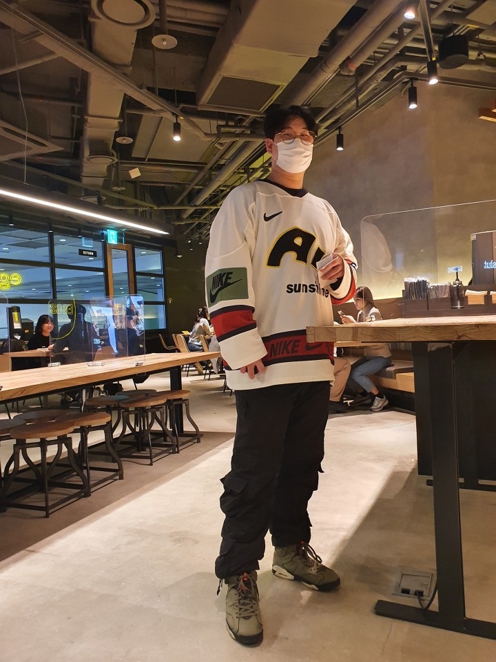 Nike x Cactus Plant Flea Market Hockey Jersey White, Jordan 6 x Travis Scott Retro Olive 착용 스타일