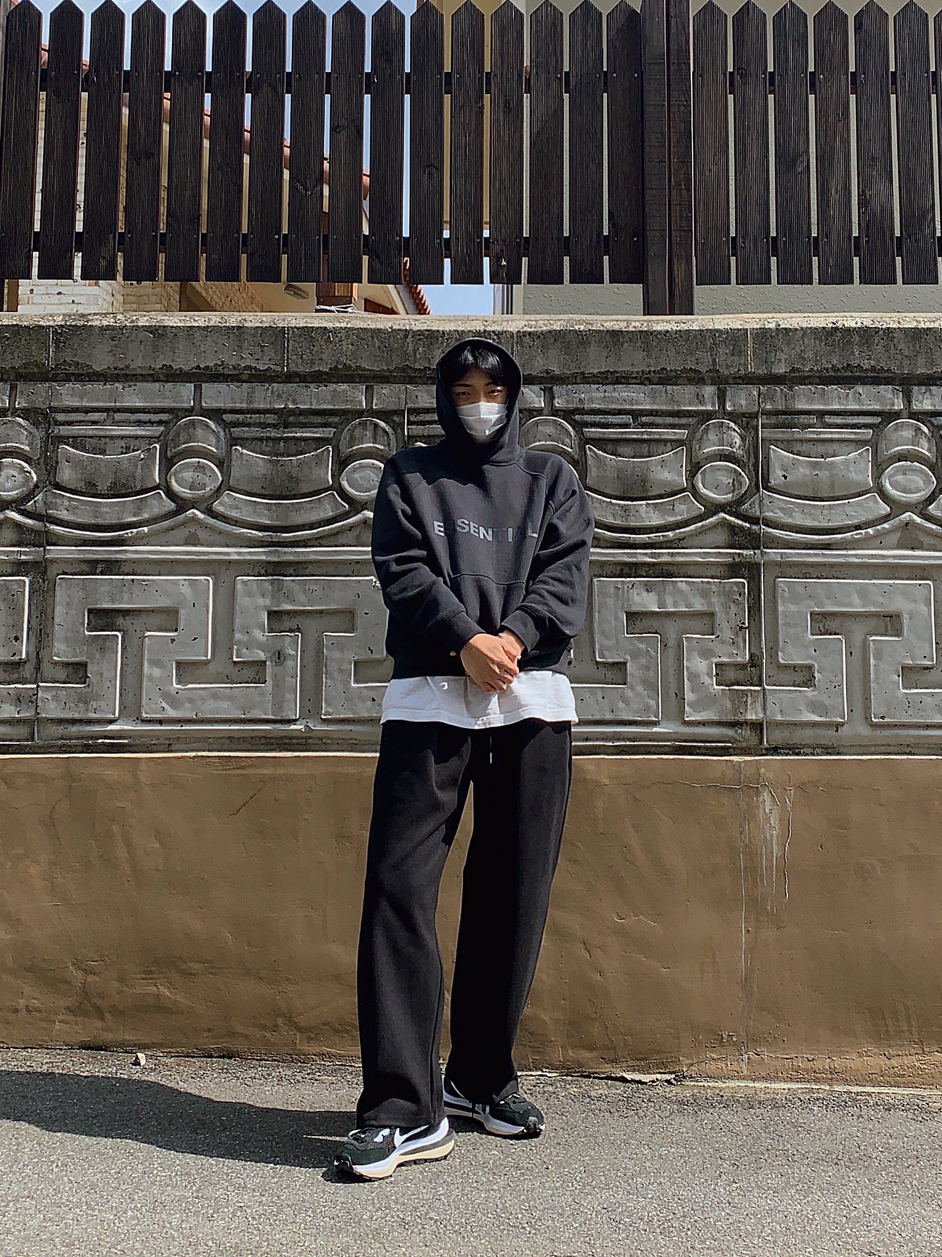 Essentials 3D Silicon Applique Pullover Hoodie Dark Slate/Black 2020, Nike x Sacai VaporWaffle Black White 착용 스타일