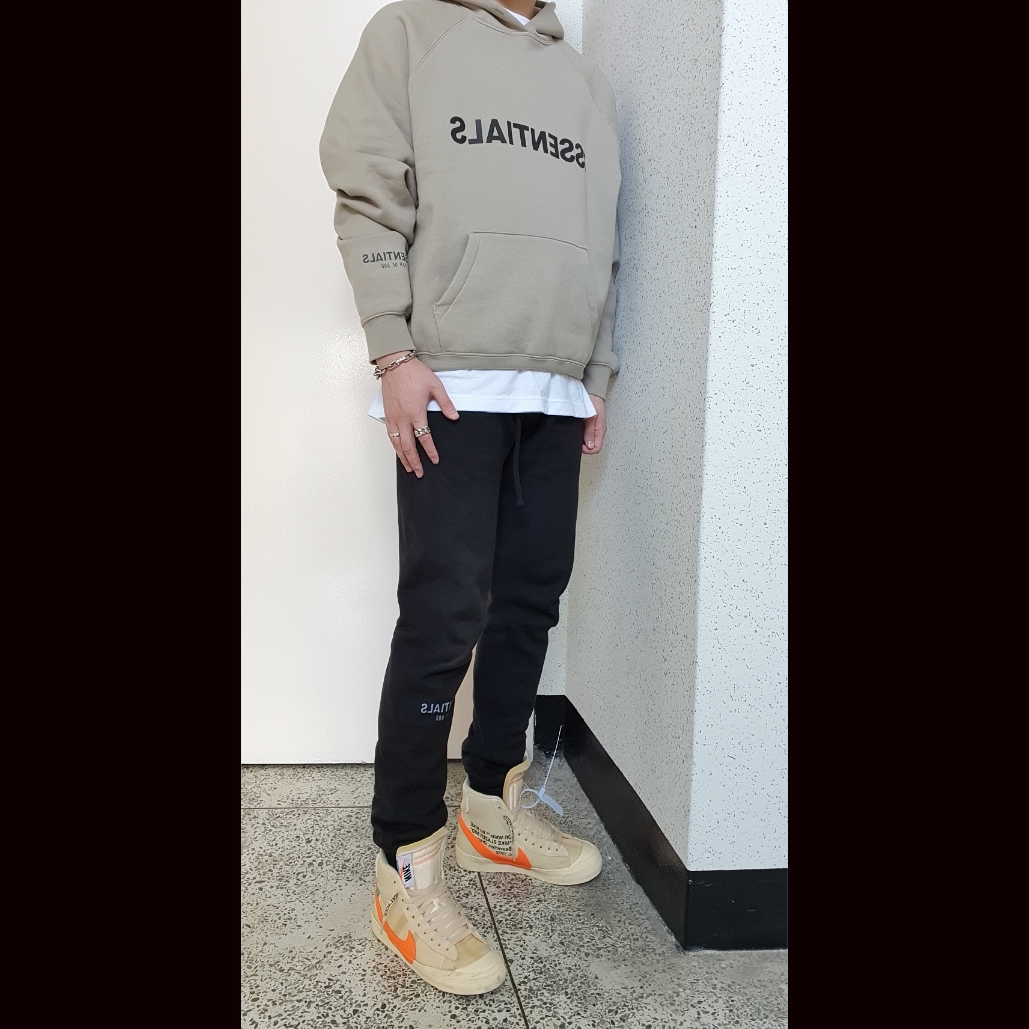 Essentials 3D Silicon Applique Pullover Hoodie Olive/Khaki - 20FW, Essentials Sweatpants Dark Slate/Black 2020 착용 스타일