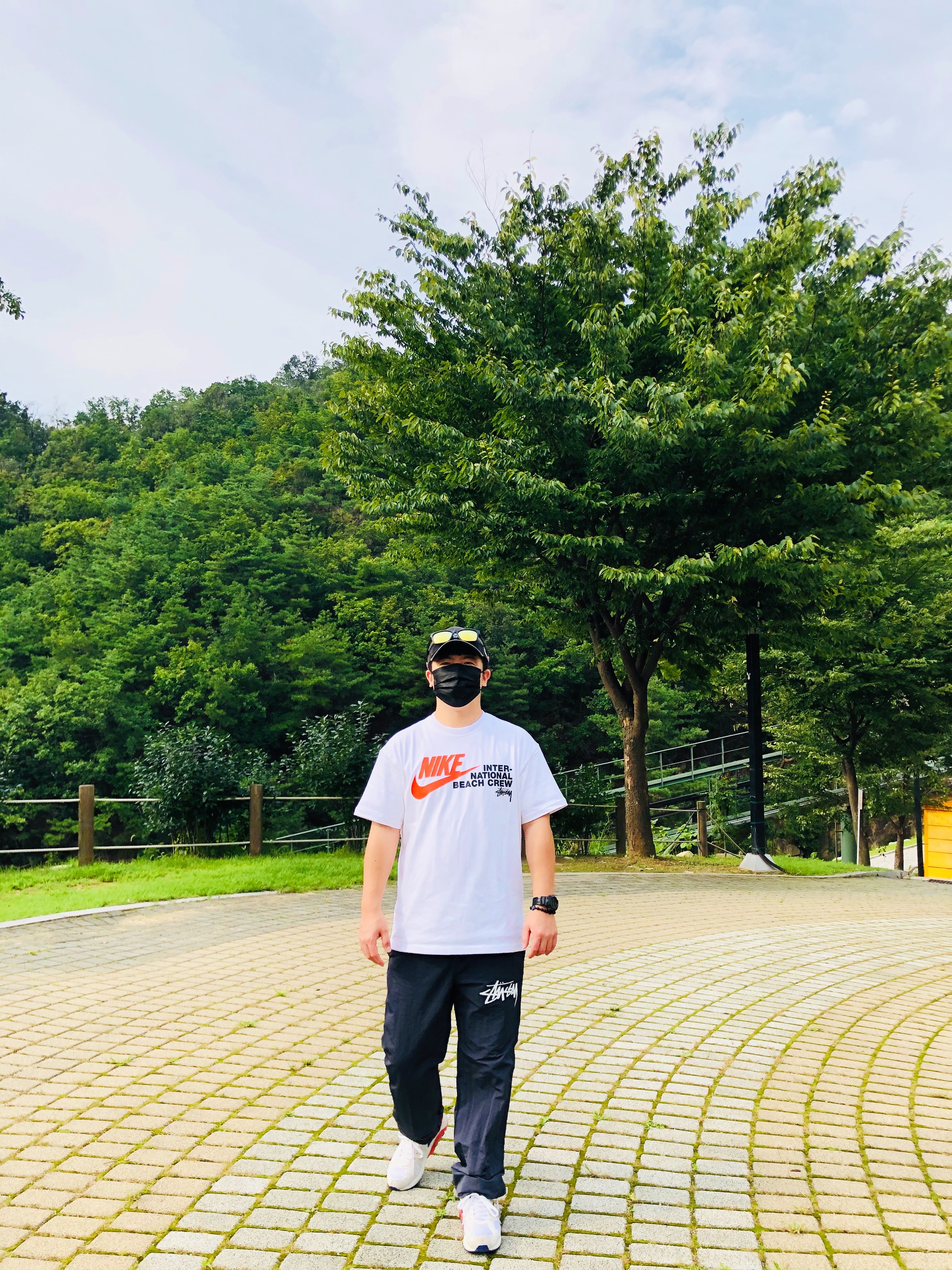 Nike x Stussy Beach Pants Off Noir, Nike x Stussy International Beach Crew T-Shirt White - Asia 착용 스타일