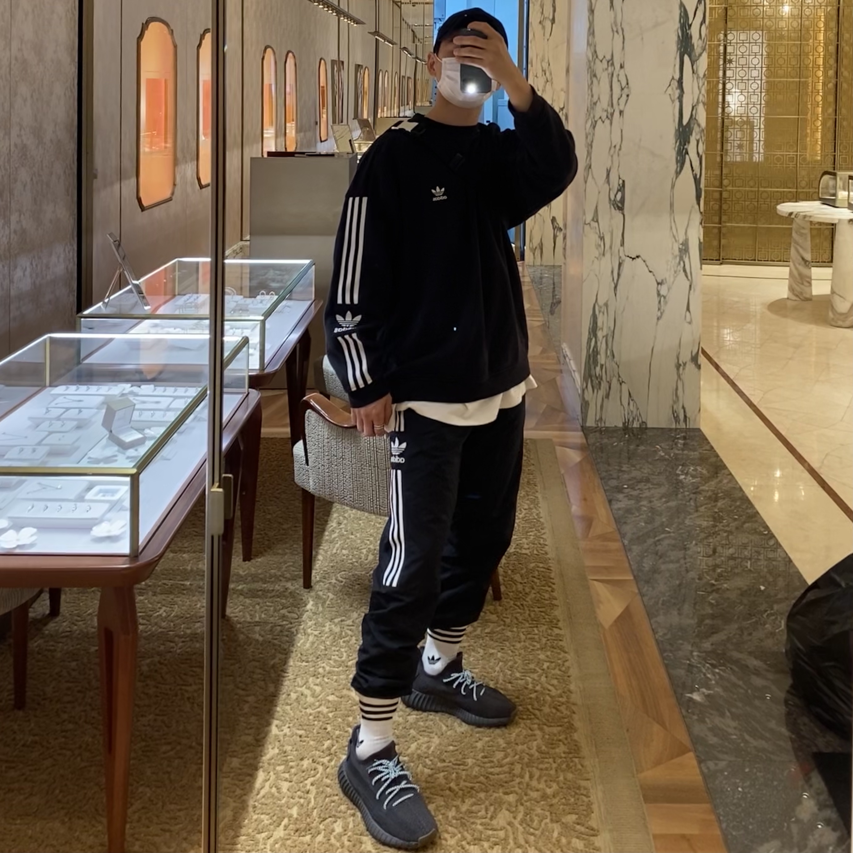 Adidas Yeezy Boost 350 V2 Cinder 착용 스타일