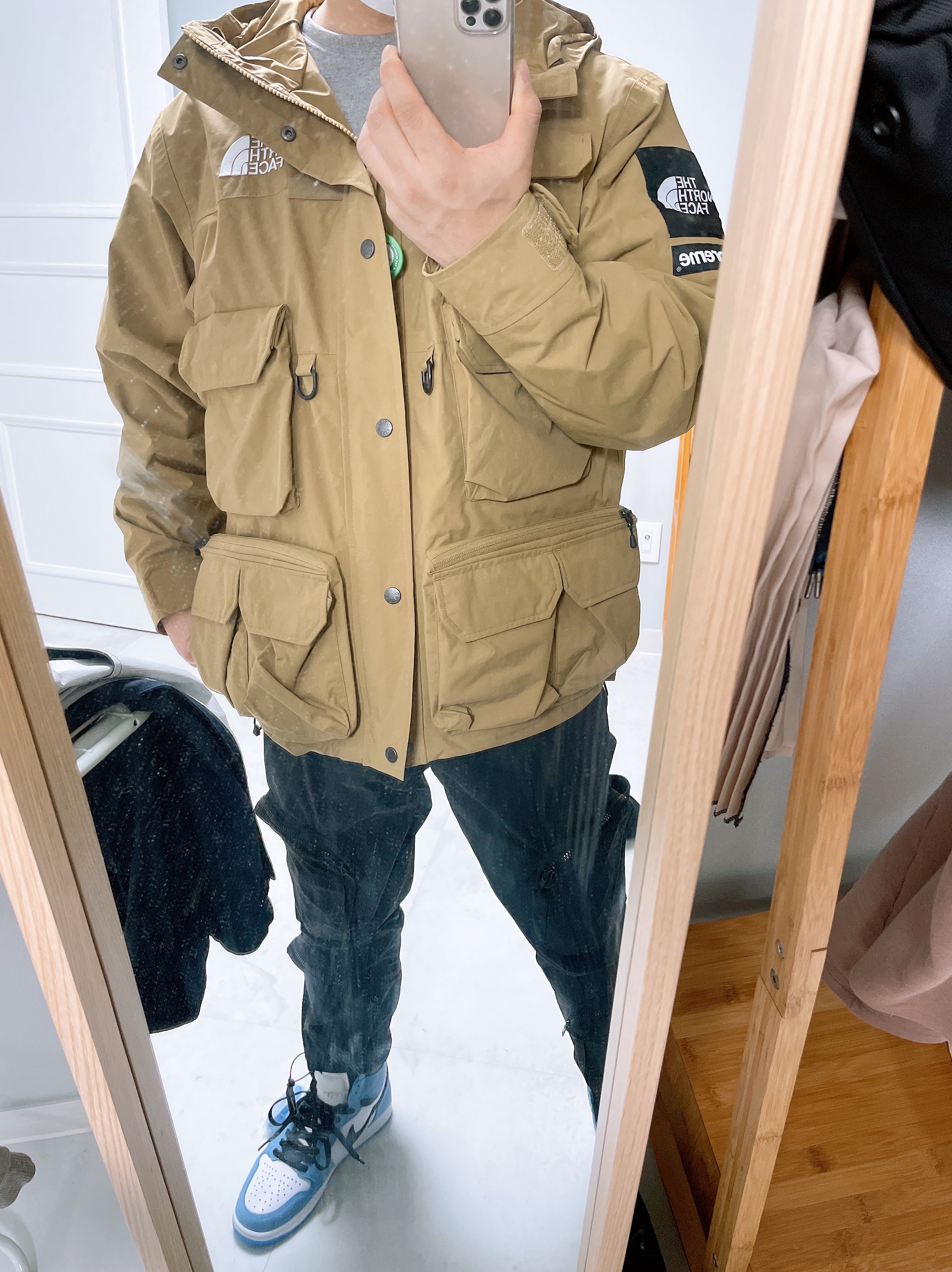 Supreme x The North Face Cargo Jacket Gold - 20SS, Jordan 1 Retro High OG University Blue 착용 스타일 - 1