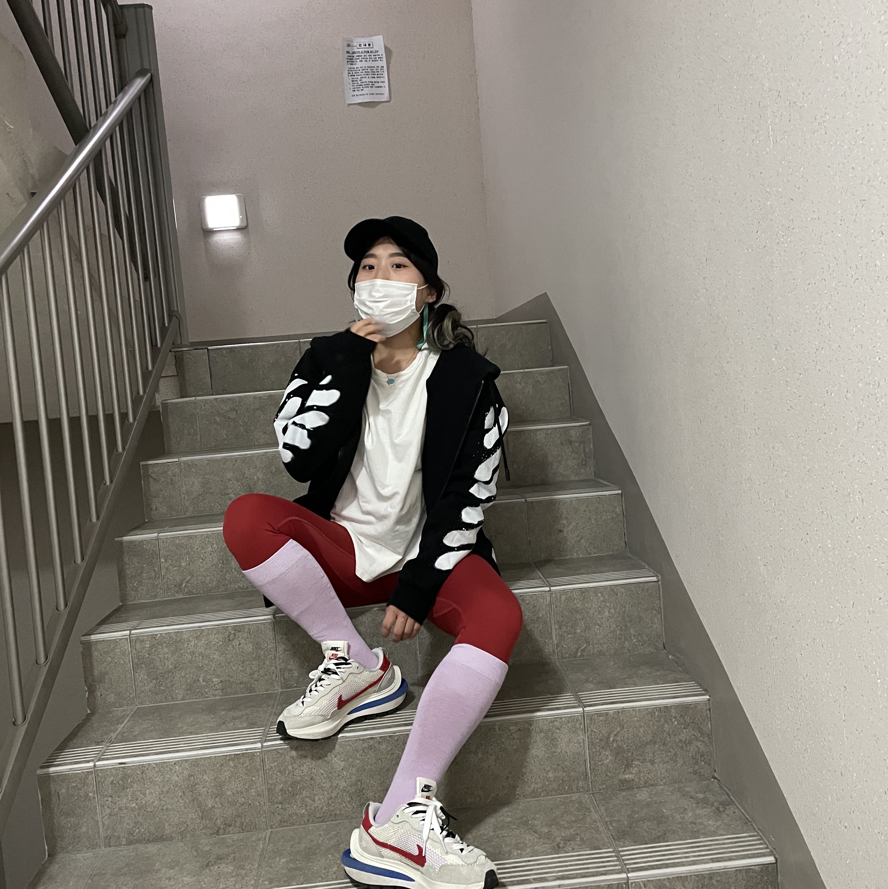 Nike x Sacai VaporWaffle Royal Fuchsia 착용 스타일 - 2