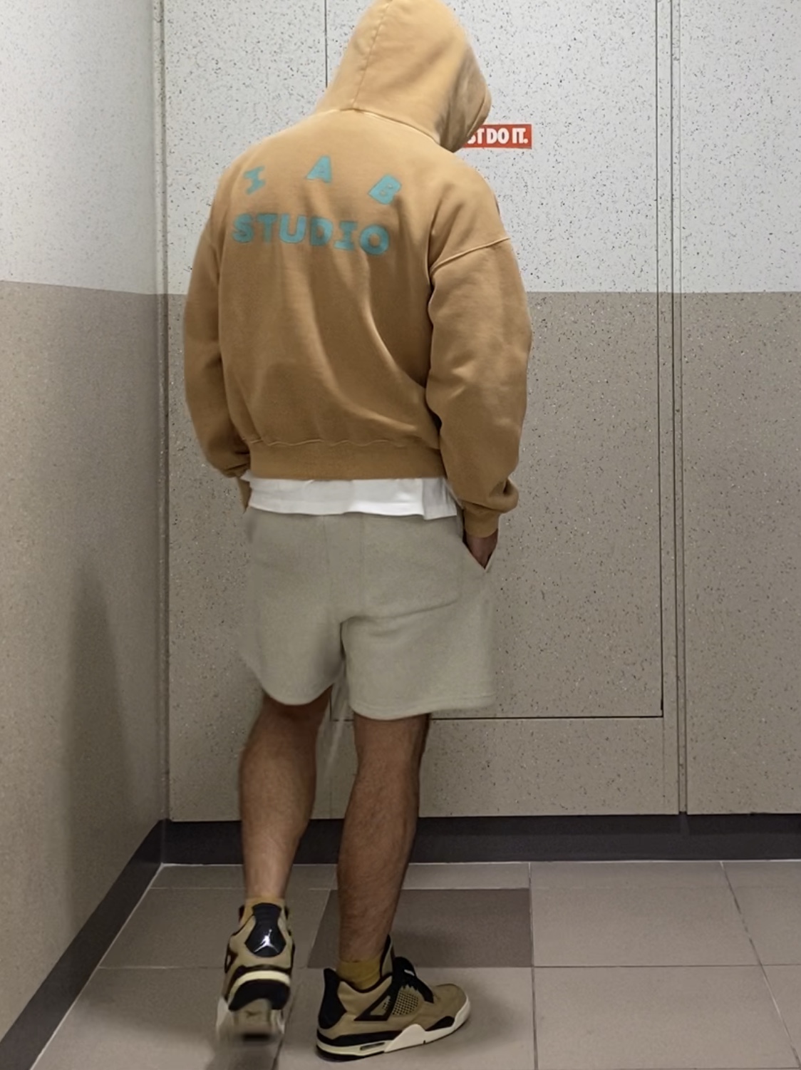 (W) Jordan 4 Retro Fossil, Essentials Fleece Shorts Oatmeal Heather - 20FW 착용 스타일