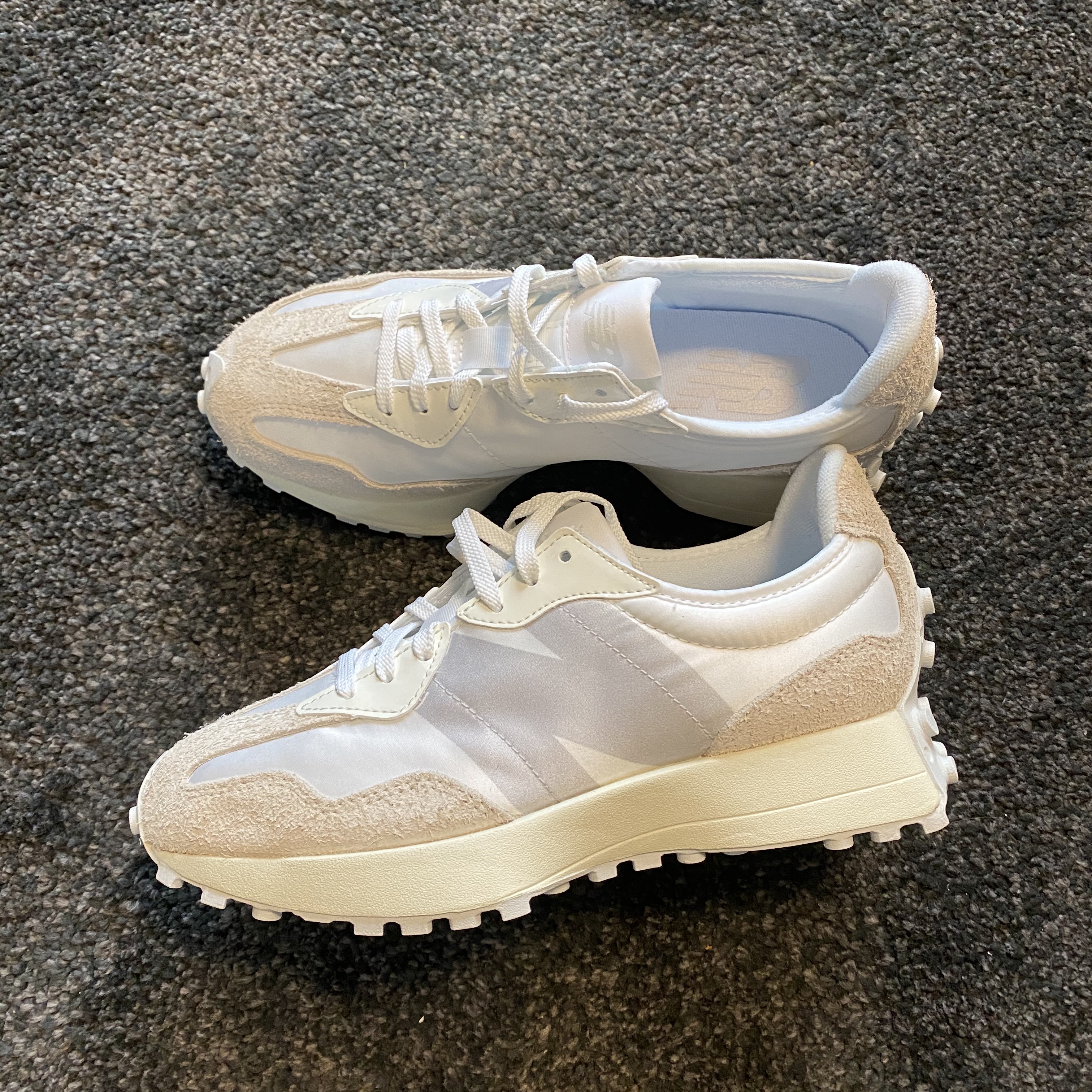 (W) New Balance 327 White Moonbeam 착용 스타일