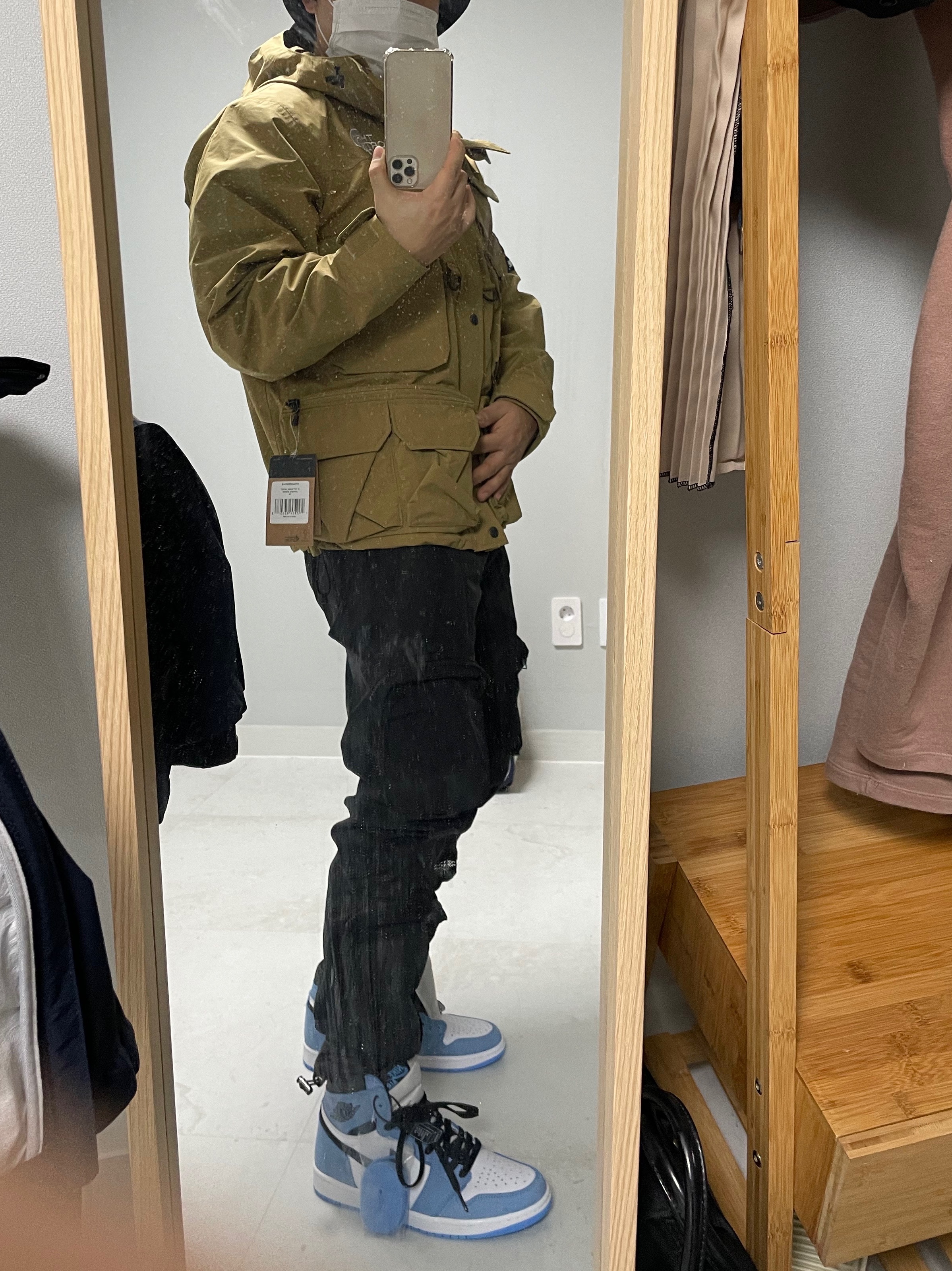 Supreme x The North Face Cargo Jacket Gold - 20SS, Jordan 1 Retro High OG University Blue 착용 스타일 - 3