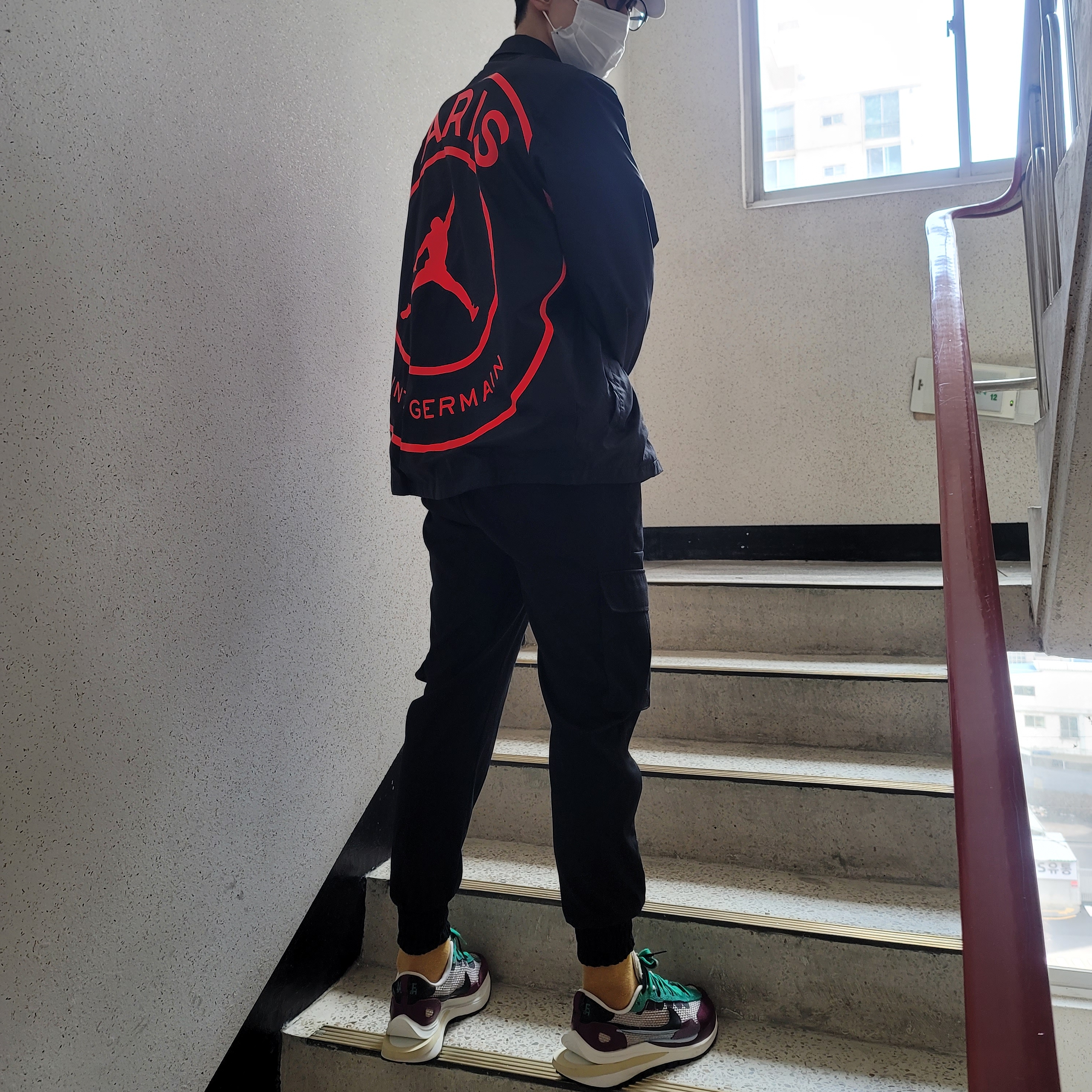 Jordan x Paris Saint-Germain Coach Jacket Black White, Nike x Sacai VaporWaffle String & Black Villain Red 착용 스타일