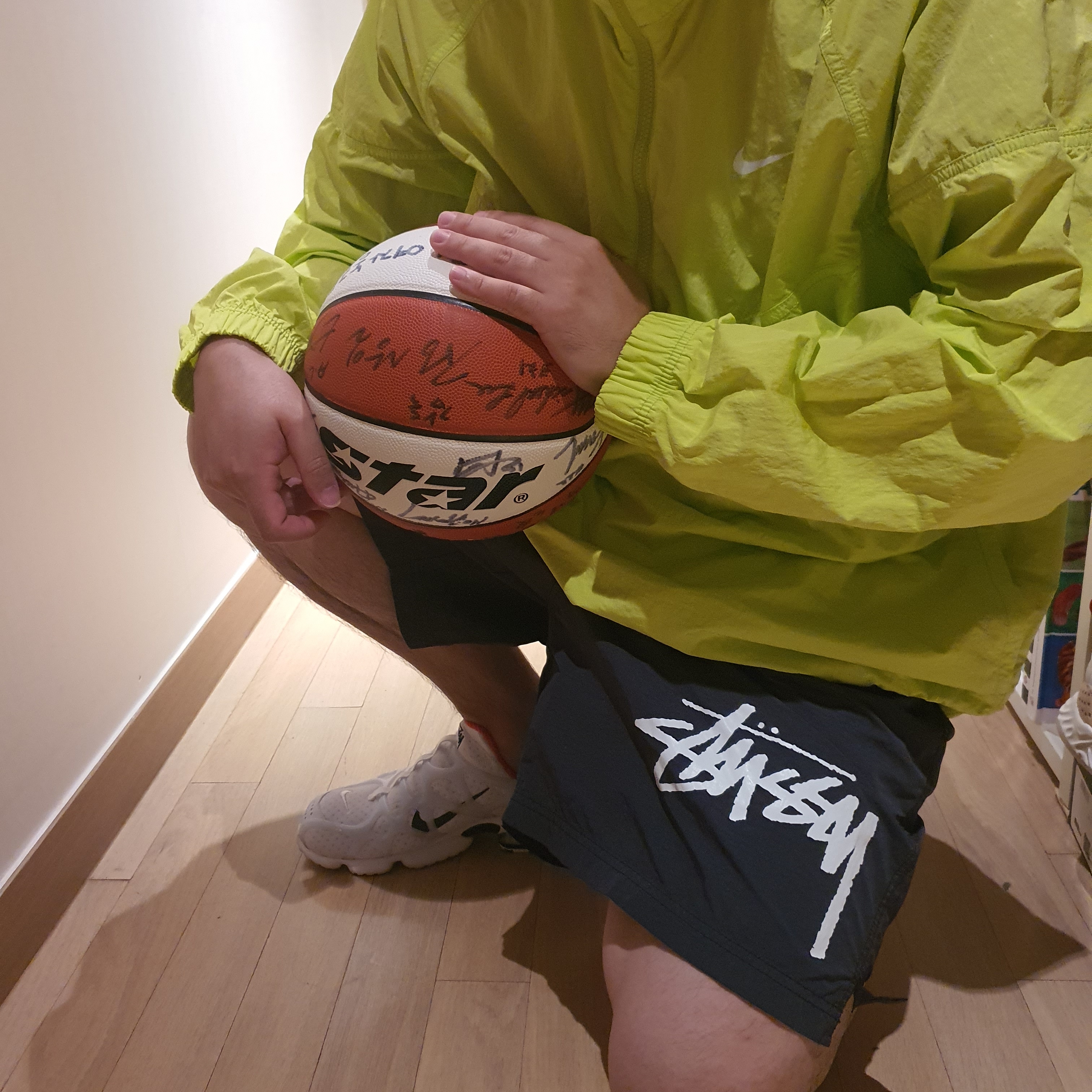 Nike x Stussy Windrunner Jacket Bright Cactus, Nike x Stussy Air Zoom Spiridon Kukini White 착용 스타일