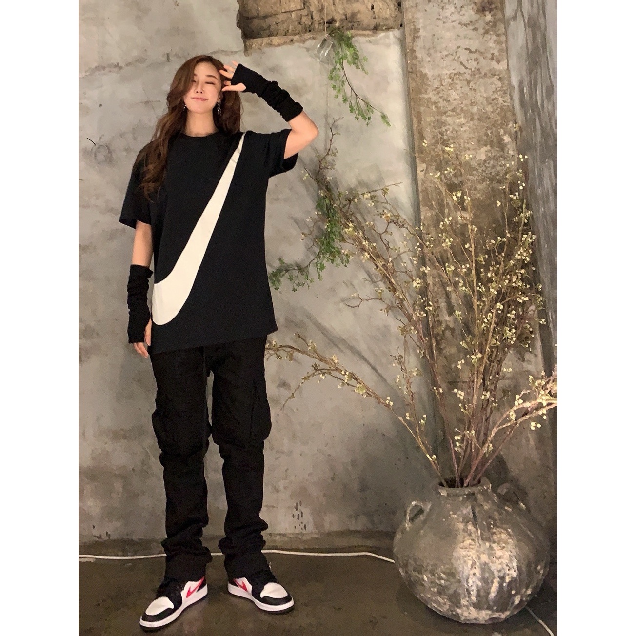 (W) Jordan 1 Low Black Siren Red 착용 스타일 - 1