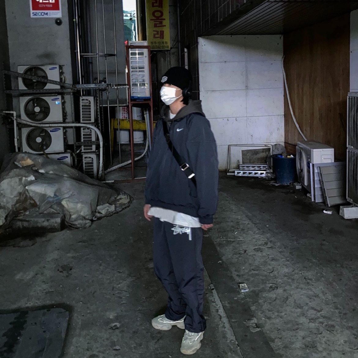 Adidas Yeezy 500 Bone White, Nike x Stussy Windrunner Jacket Off Noir 착용 스타일