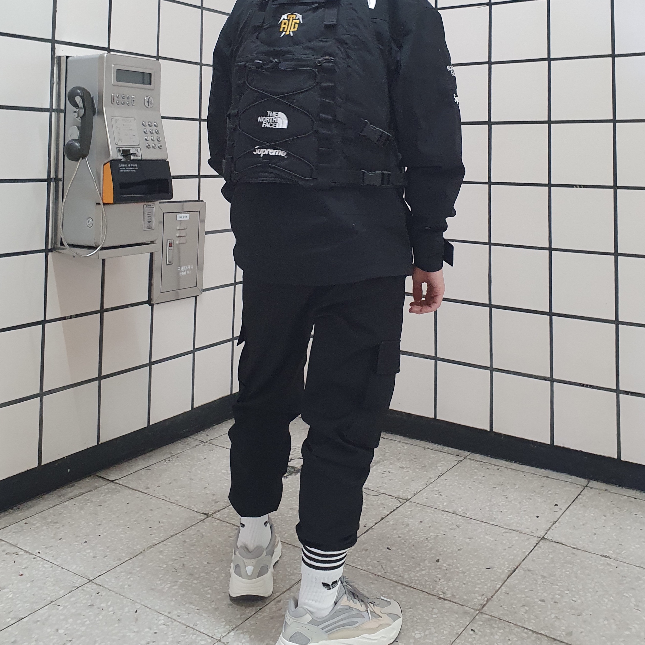 Supreme x The North Face RTG Jacket + Vest Black - 20SS, Supreme x The North Face RTG Utility Pouch Black - 20SS 착용 스타일 - 3