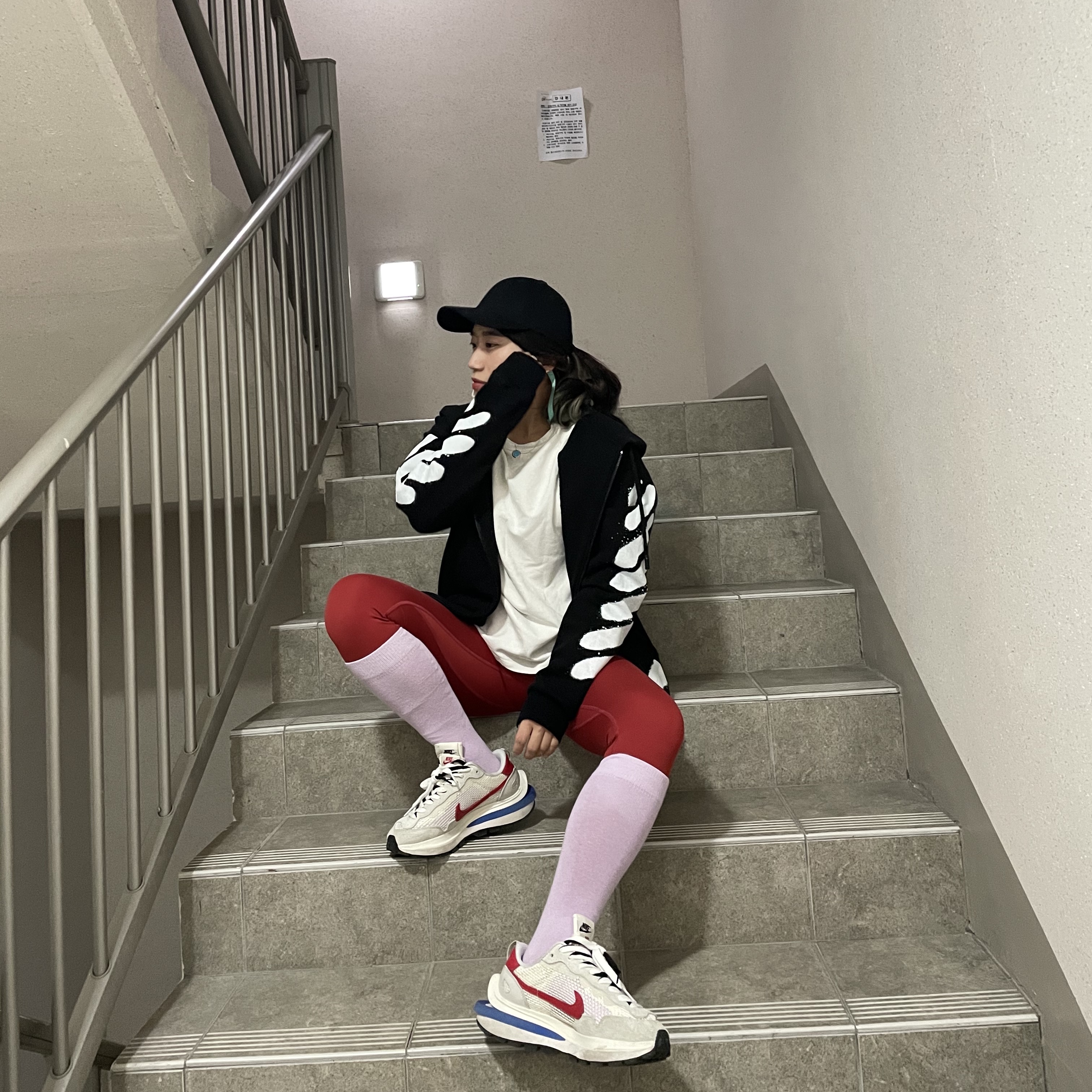 Nike x Sacai VaporWaffle Royal Fuchsia 착용 스타일 - 1