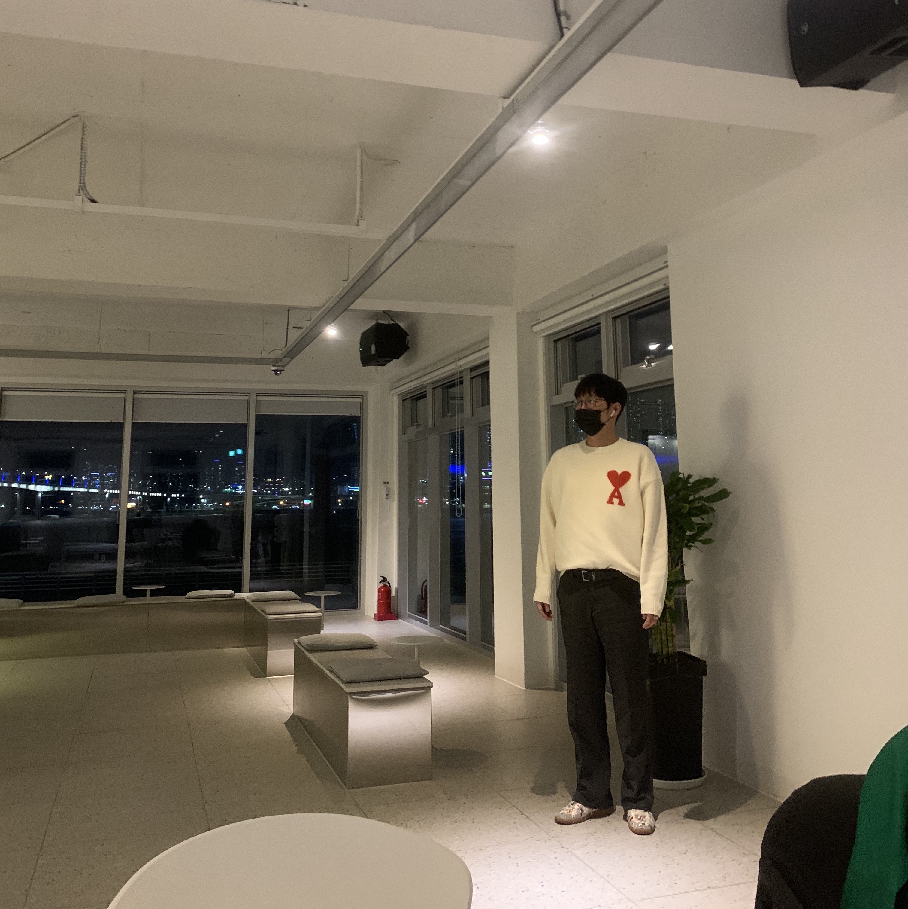 Maison Margiela Replica Paint Drop Sneakers, AMI de Coeur Sweatshirt Black 착용 스타일 - 1