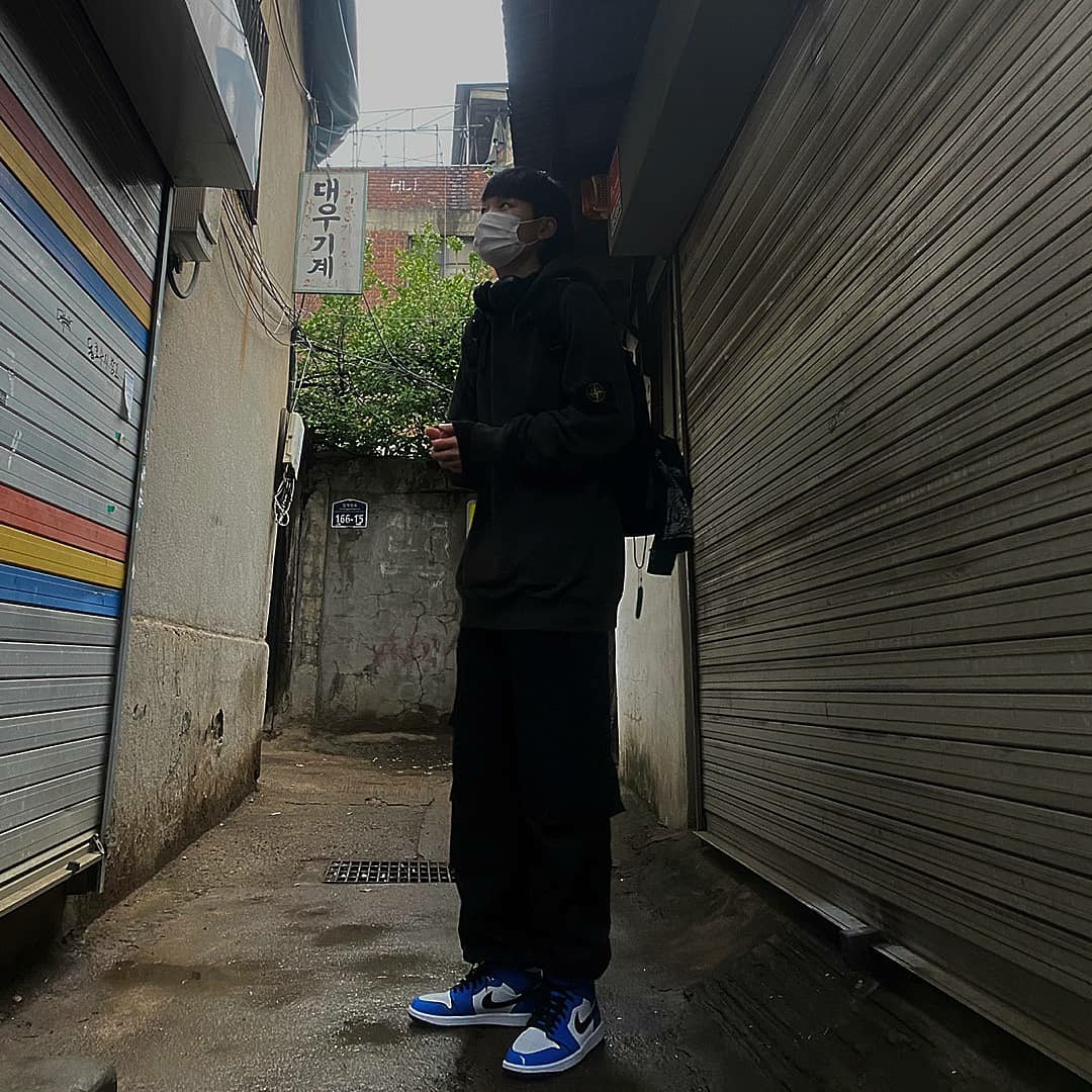 Jordan 1 Mid SE Signal Blue 착용 스타일