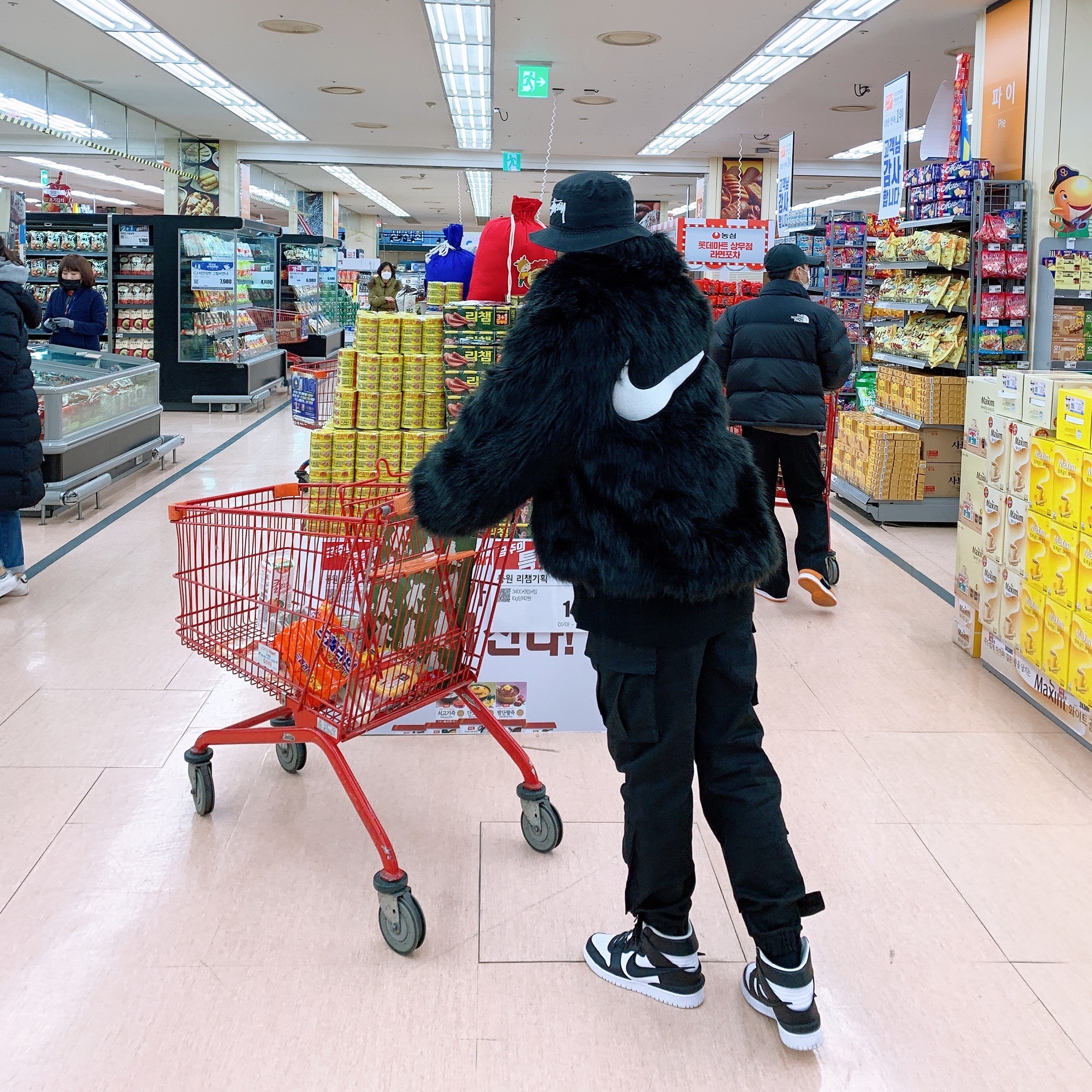 (W) Nike x Ambush Reversible Faux-Fur Coat Black, Nike x Ambush Dunk High Black 착용 스타일