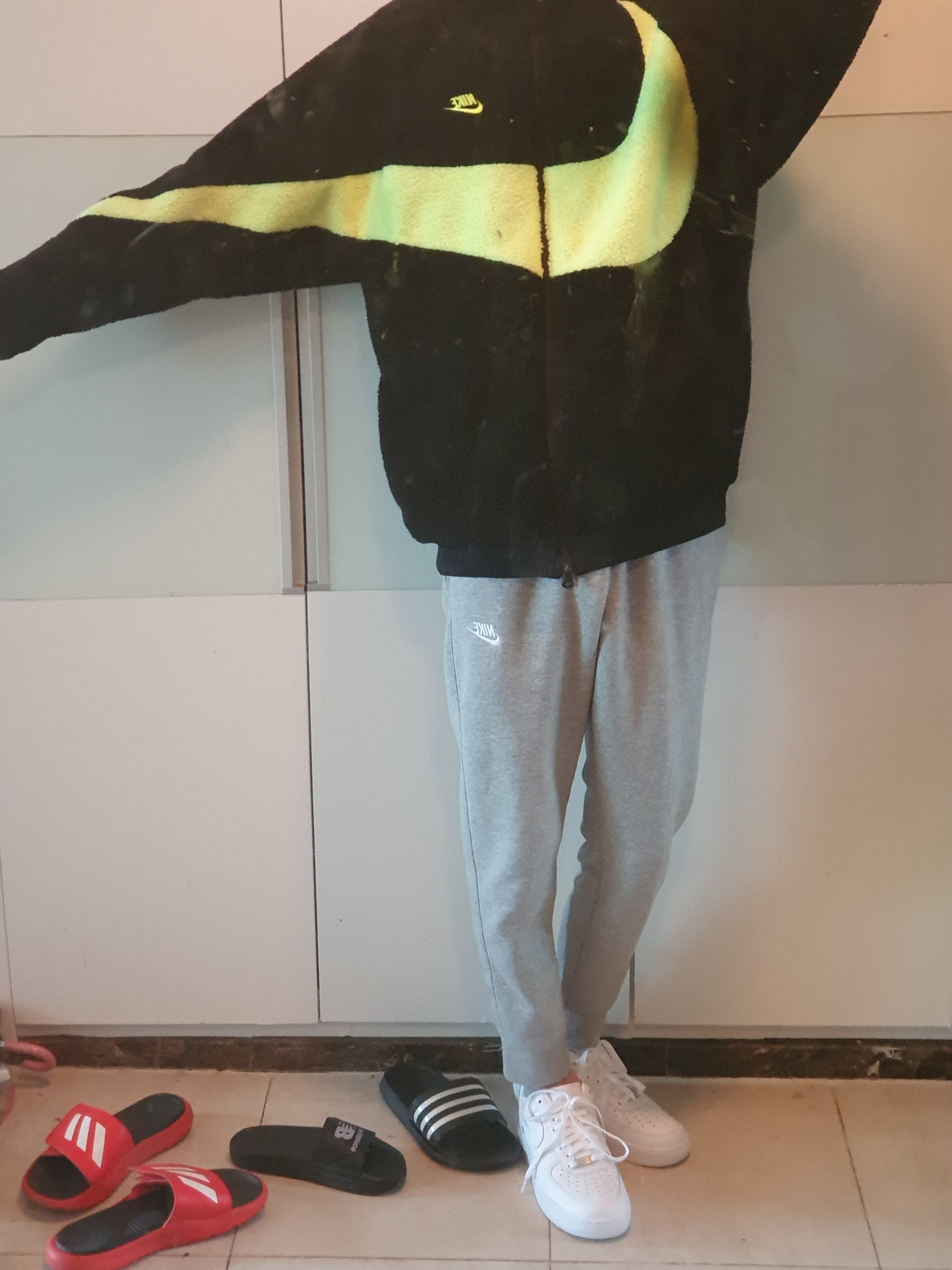 Nike Big Swoosh Full Zip Jacket Black Volt, Nike Air Force 1 '07 Low White 착용 스타일