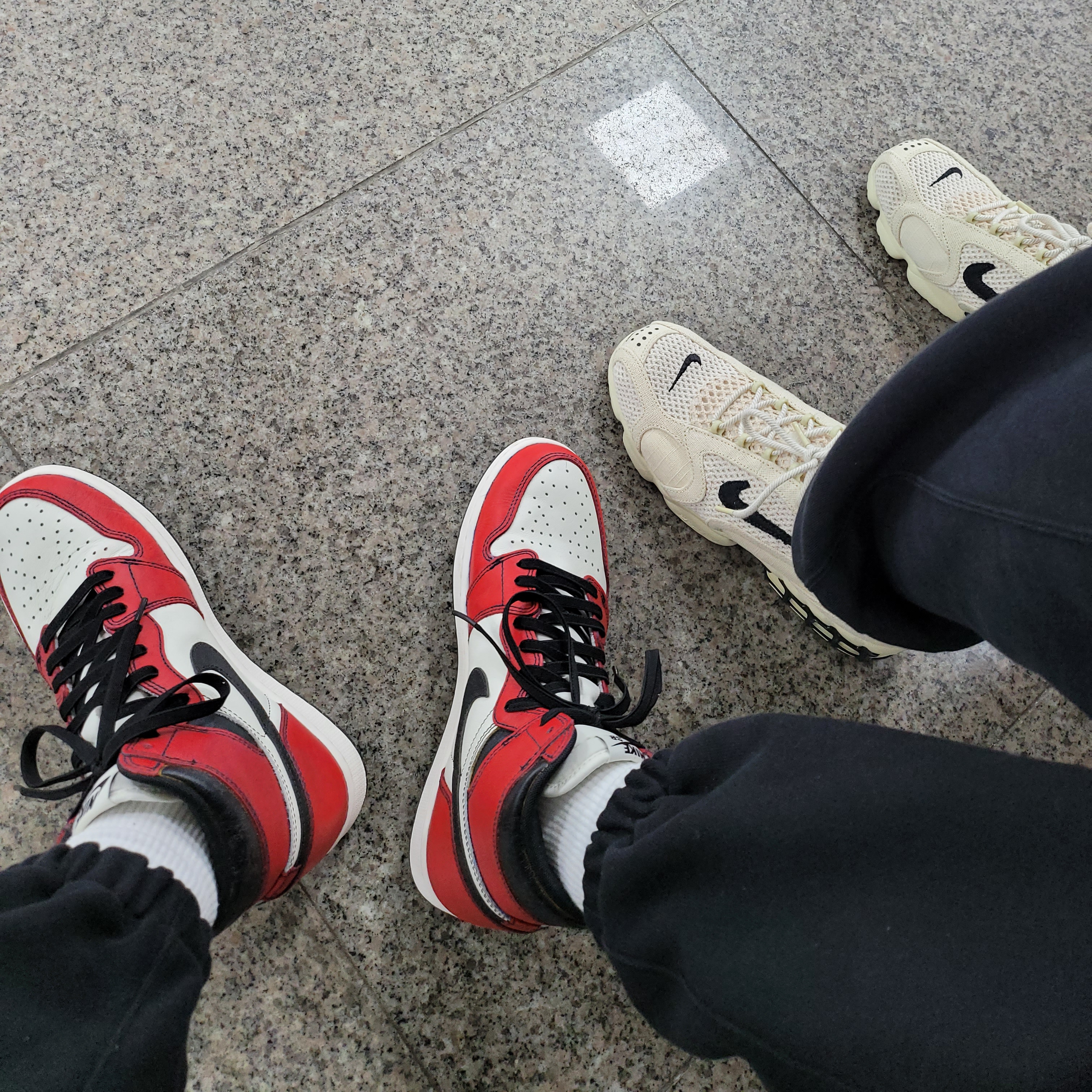 Jordan 1 Retro High OG Defiant SB LA to Chicago, Nike x Stussy Air Zoom Spiridon Cage 2 Fossil 착용 스타일