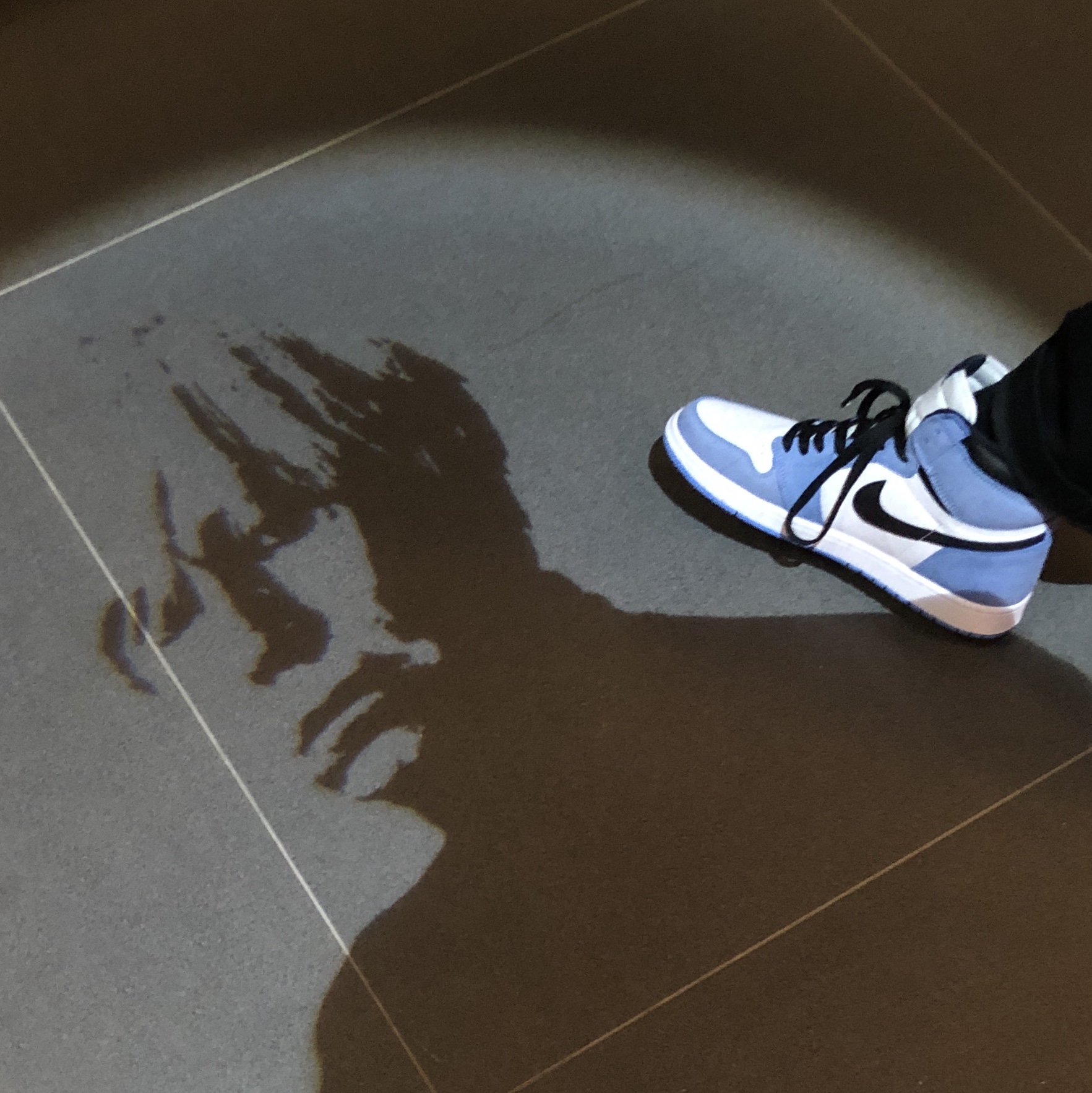 Jordan 1 Retro High OG University Blue 착용 스타일 - 3