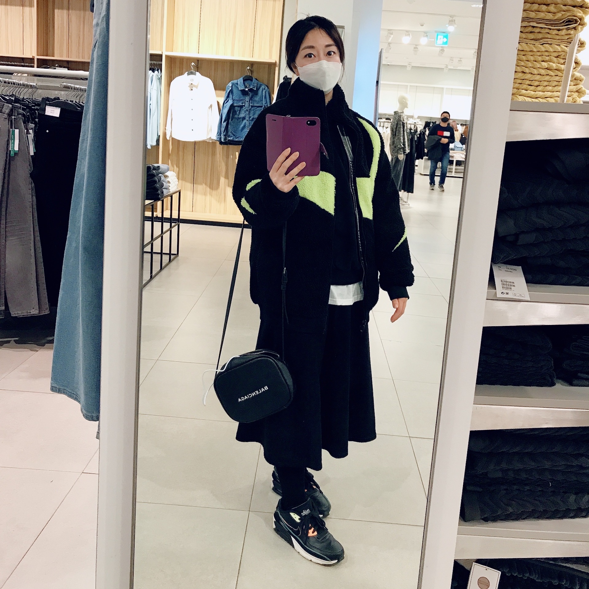 Nike Big Swoosh Full Zip Jacket Black Volt 착용 스타일