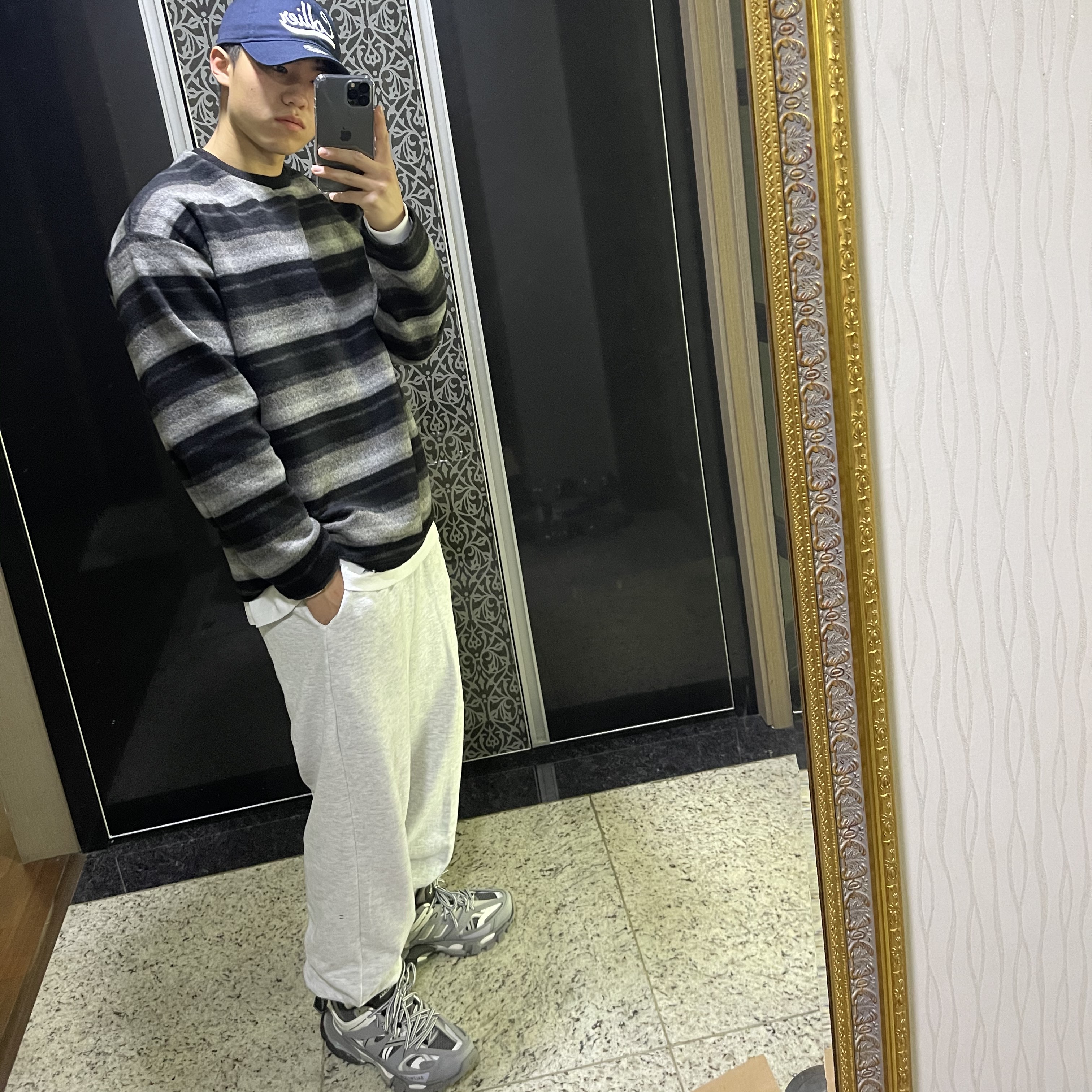 Balenciaga Track Sneakers Grey White 2019 착용 스타일 - 1