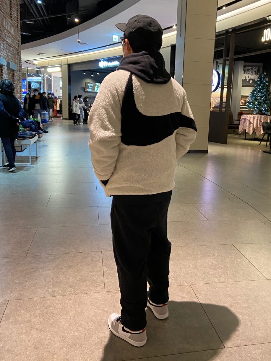 Nike Big Swoosh Full Zip Jacket White Navy, Jordan 1 Retro High OG Light Smoke Grey 착용 스타일