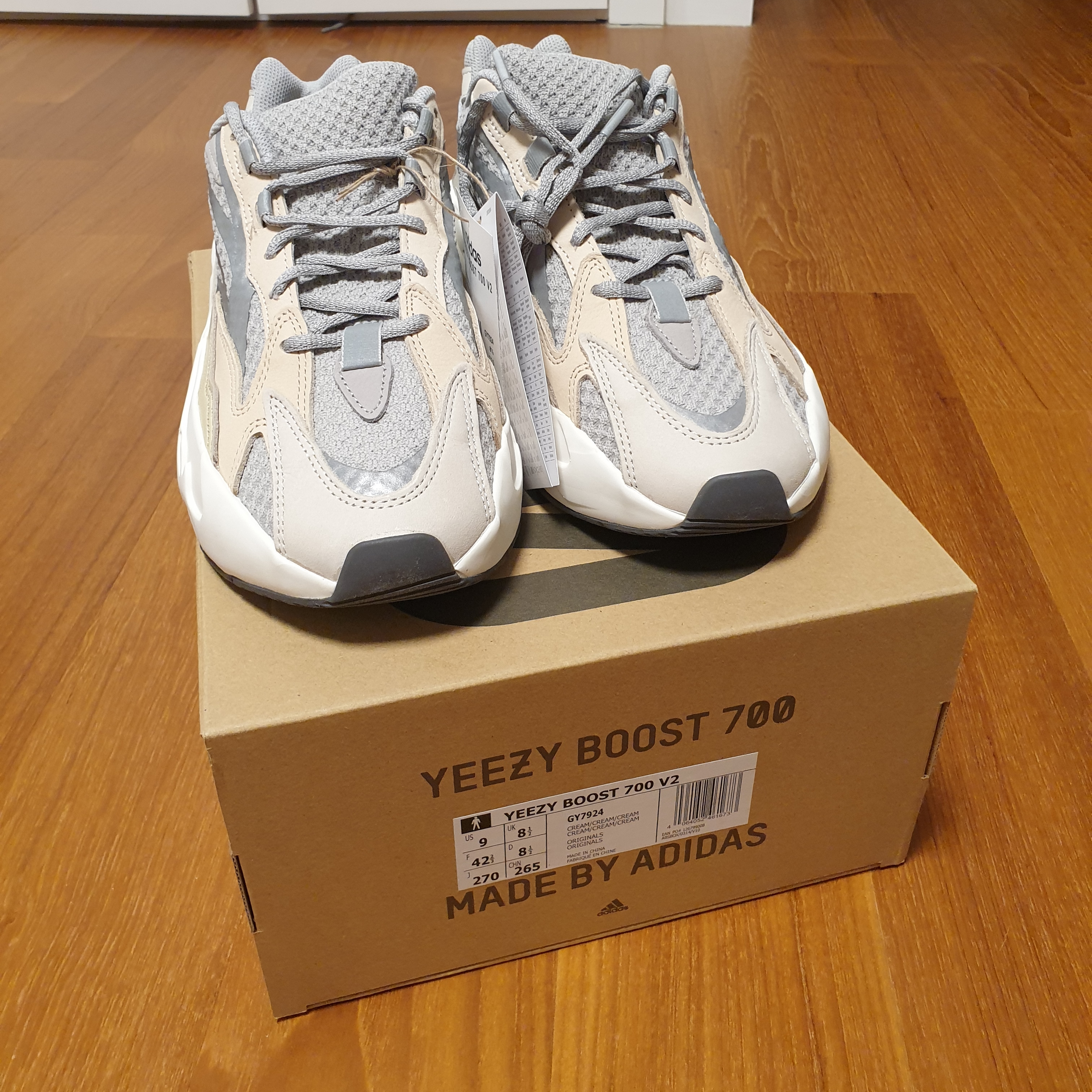 Adidas Yeezy Boost 700 V2 Cream 착용 스타일 - 3