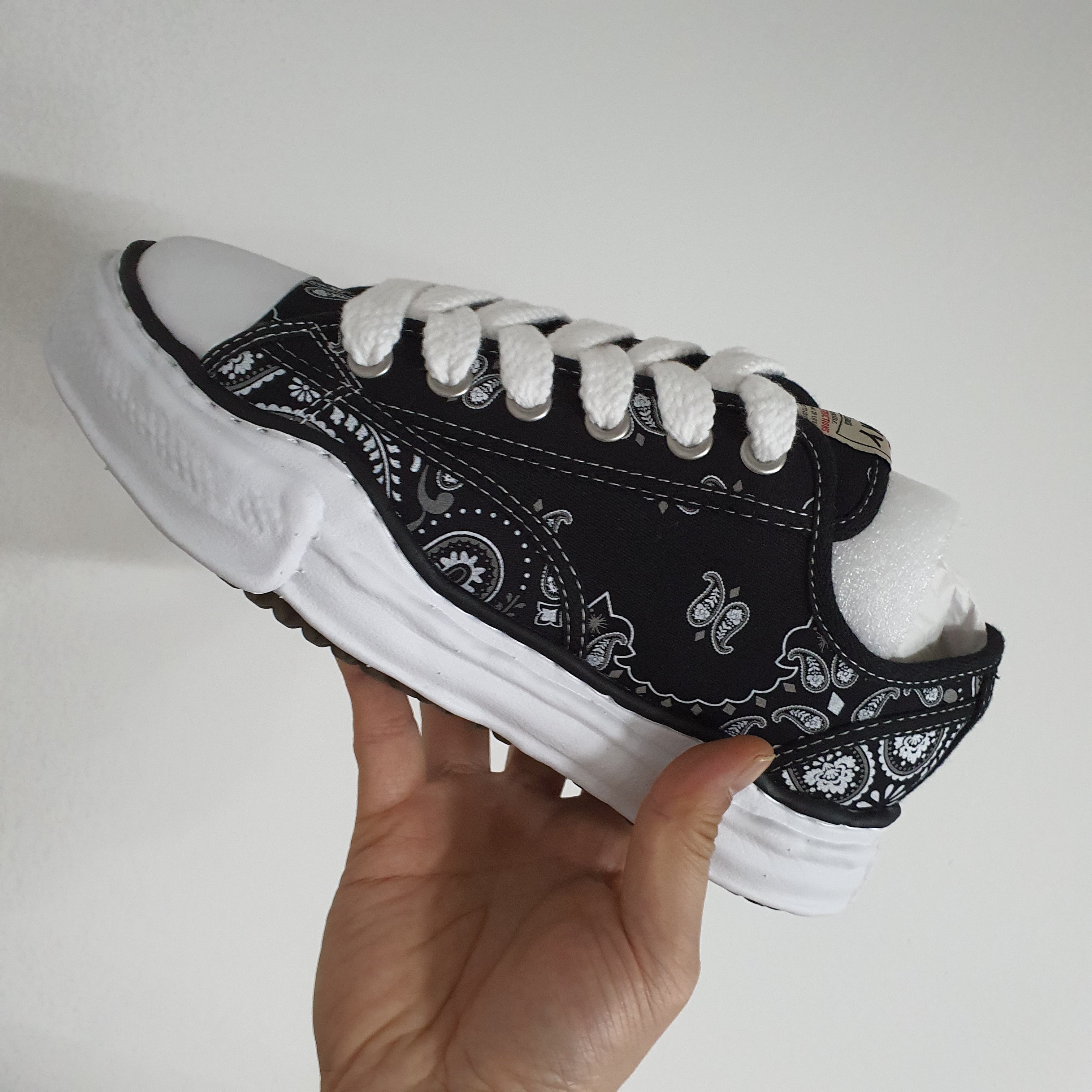 Maison Mihara Yasuhiro Peterson OG Sole Canvas Bandana Low-top Sneakers Black 착용 스타일 - 1