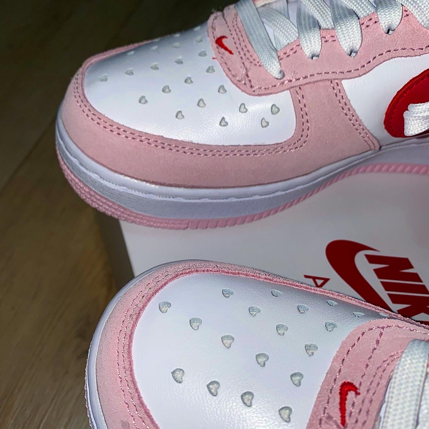 Nike Air Force 1 '07 QS Valentine's Day 착용 스타일