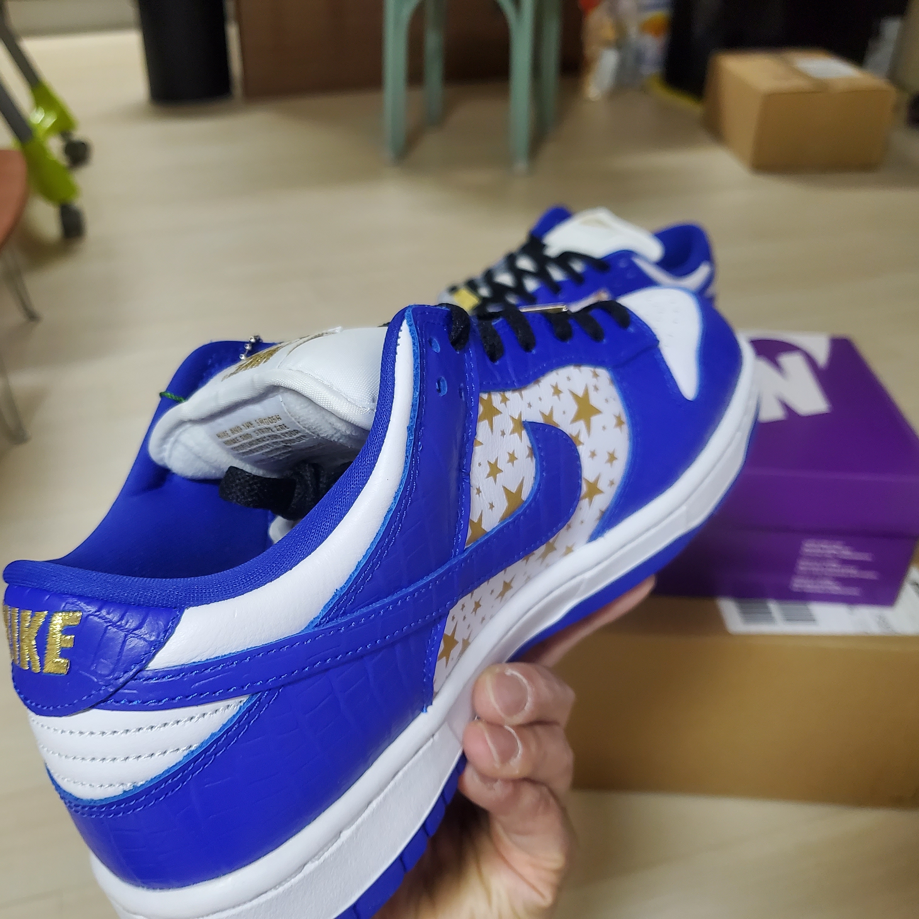 Nike x Supreme SB Dunk Low Hyper Blue 착용 스타일 - 3