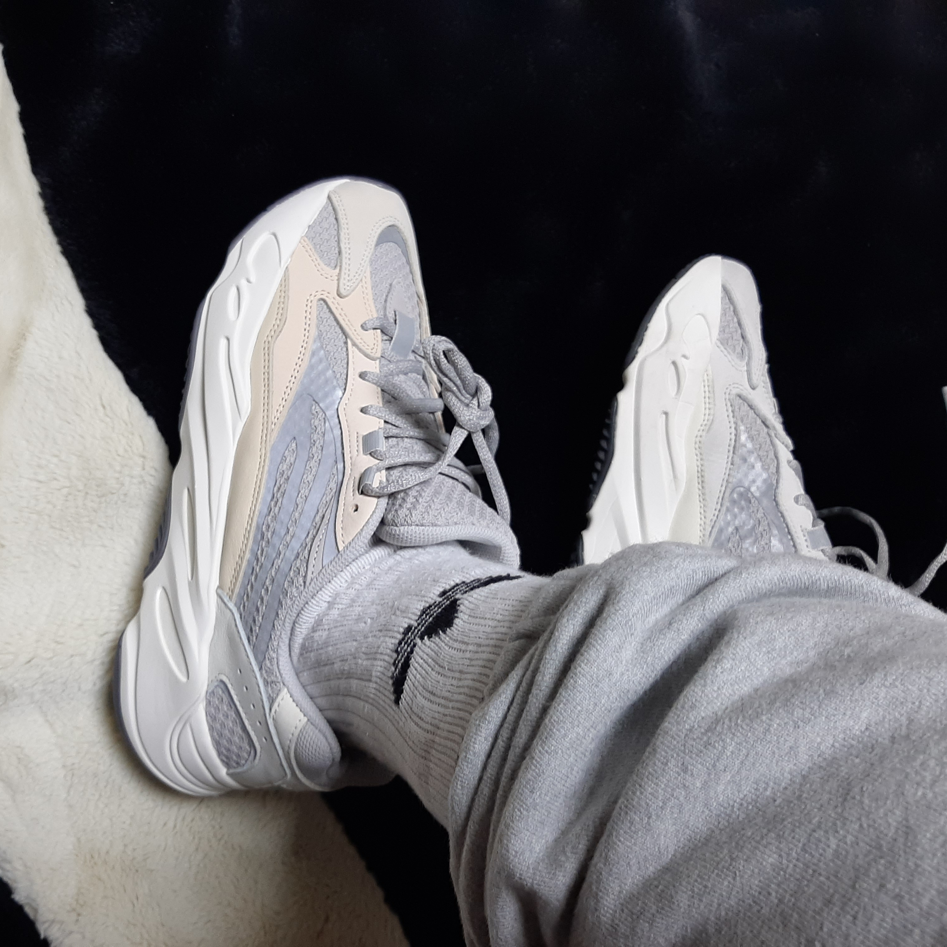 Adidas Yeezy Boost 700 V2 Cream, Adidas Yeezy Boost 700 V2 Static 2018 착용 스타일 - 2