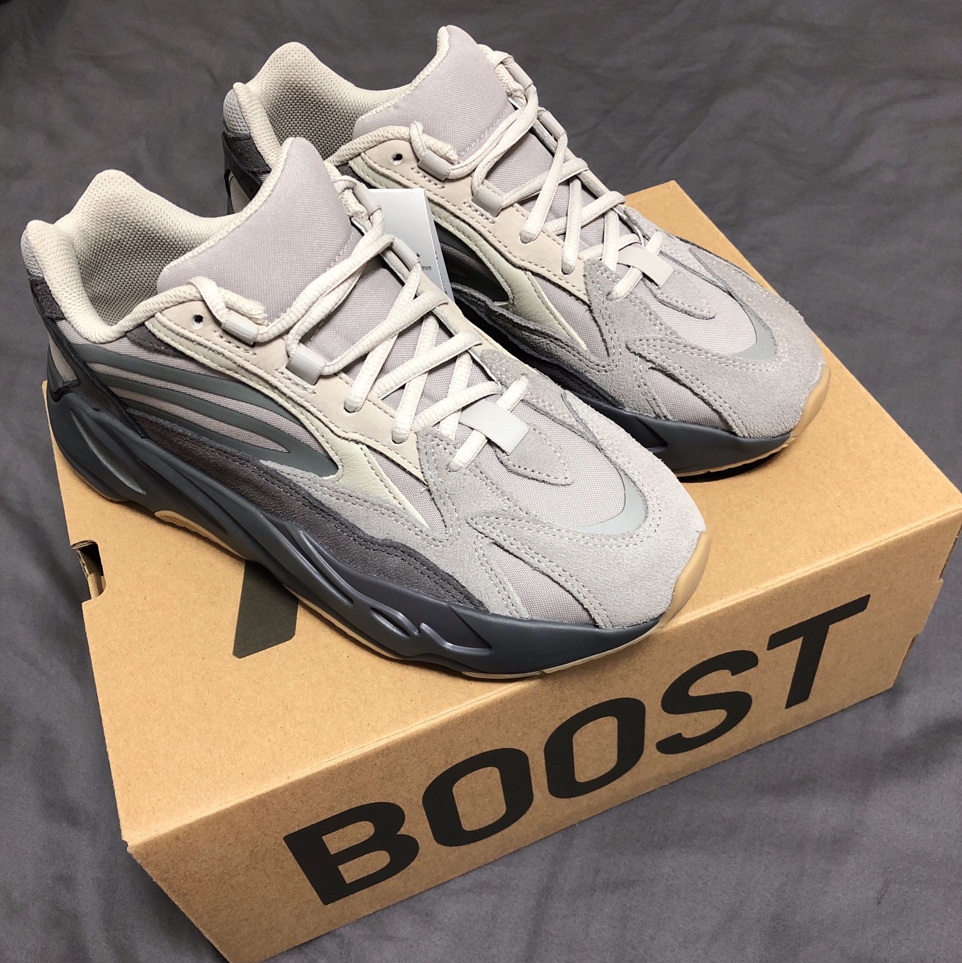 Adidas Yeezy Boost 700 V2 Tephra 착용 스타일 - 2