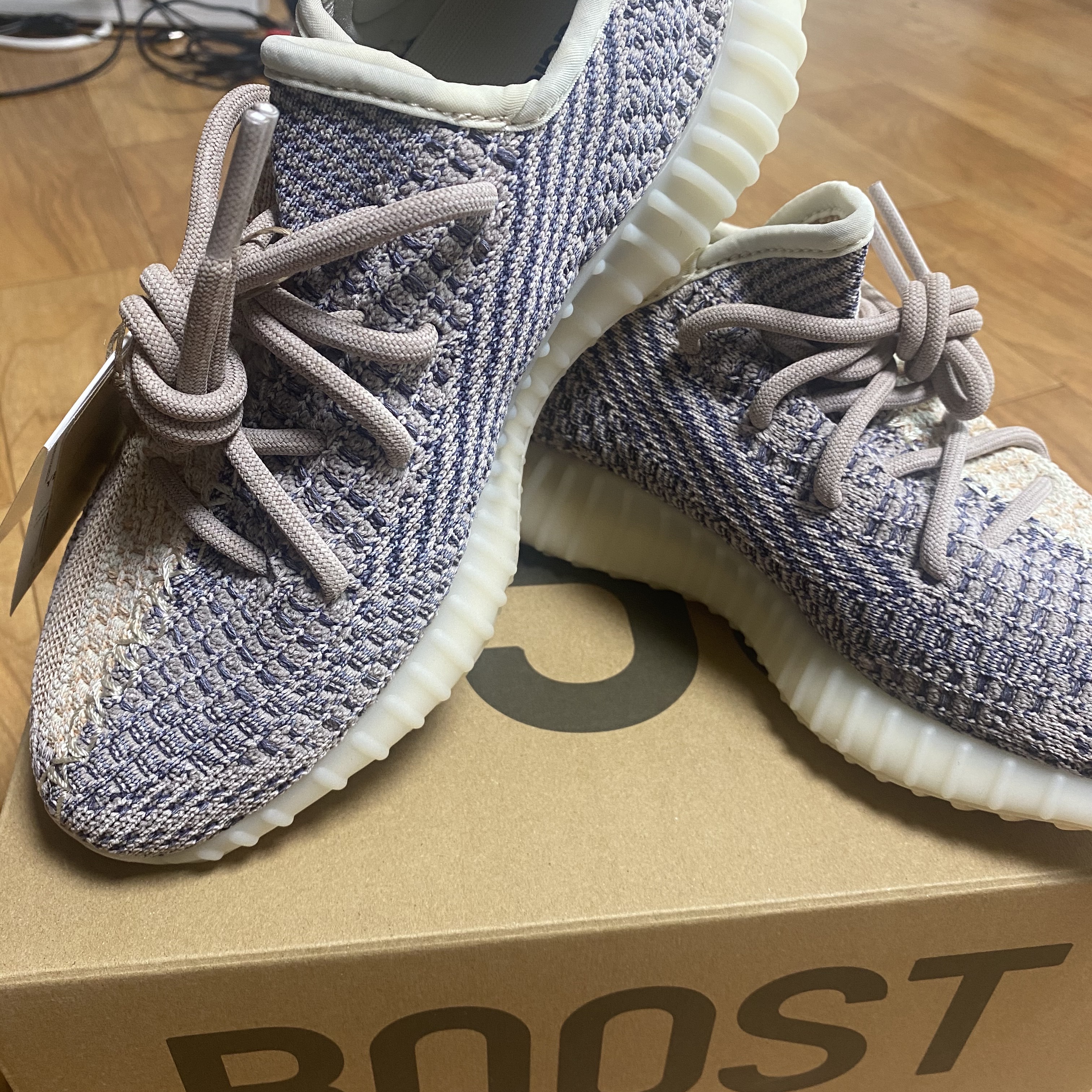 Adidas Yeezy Boost 350 V2 Ash Pearl 착용 스타일