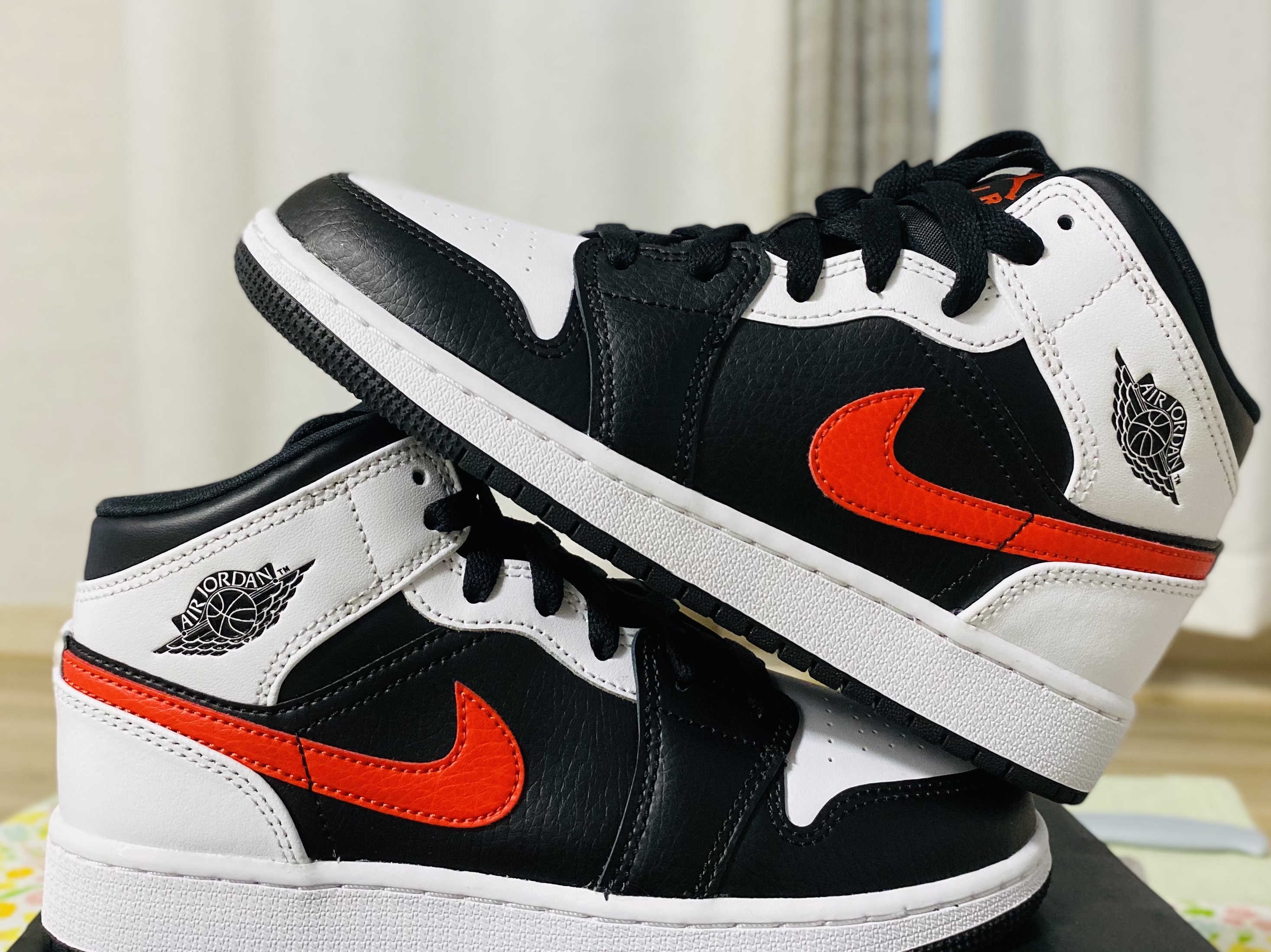 (GS) Jordan 1 Mid Black Chile Red 착용 스타일