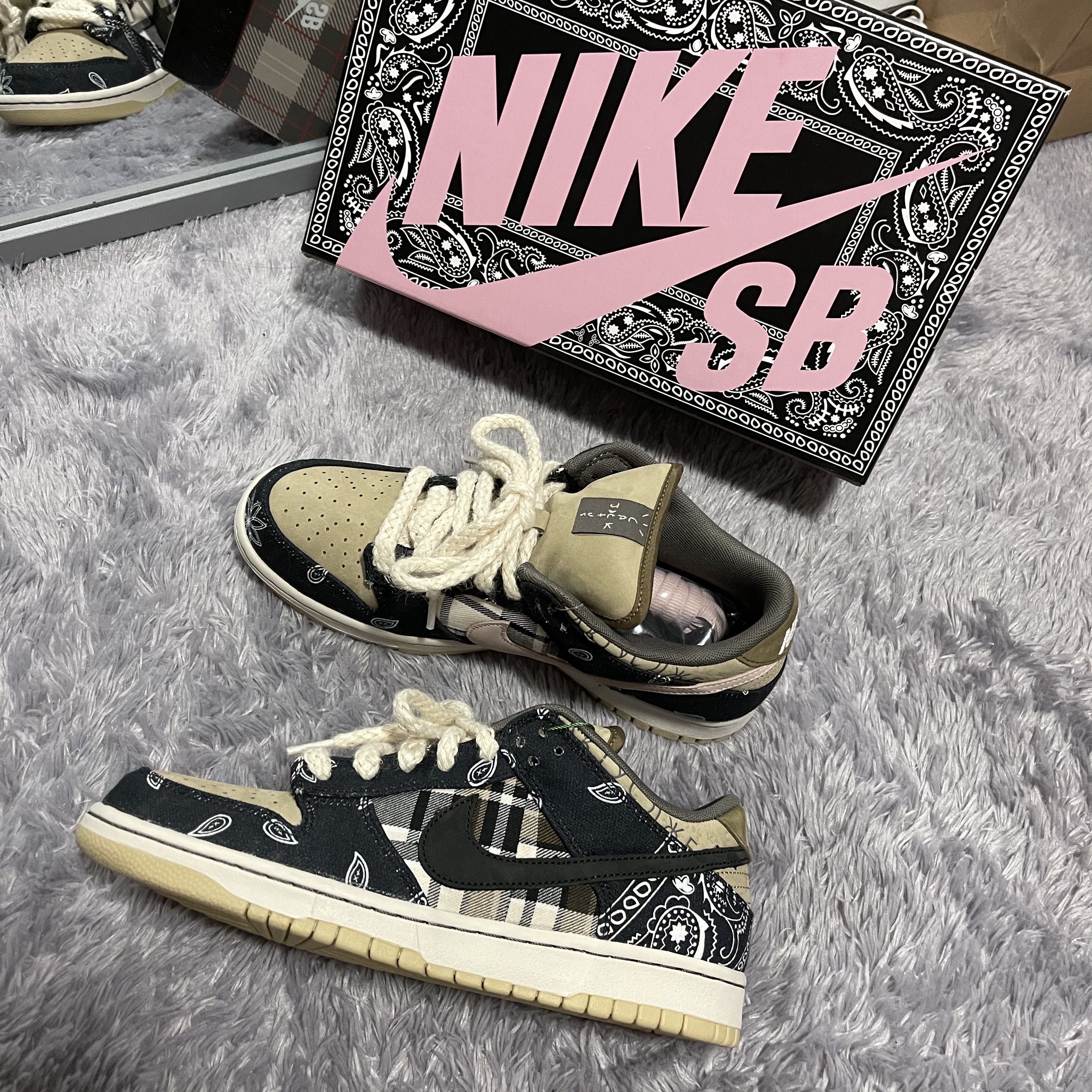 Nike x Travis Scott SB Dunk Low (Special Box) 착용 스타일 - 3