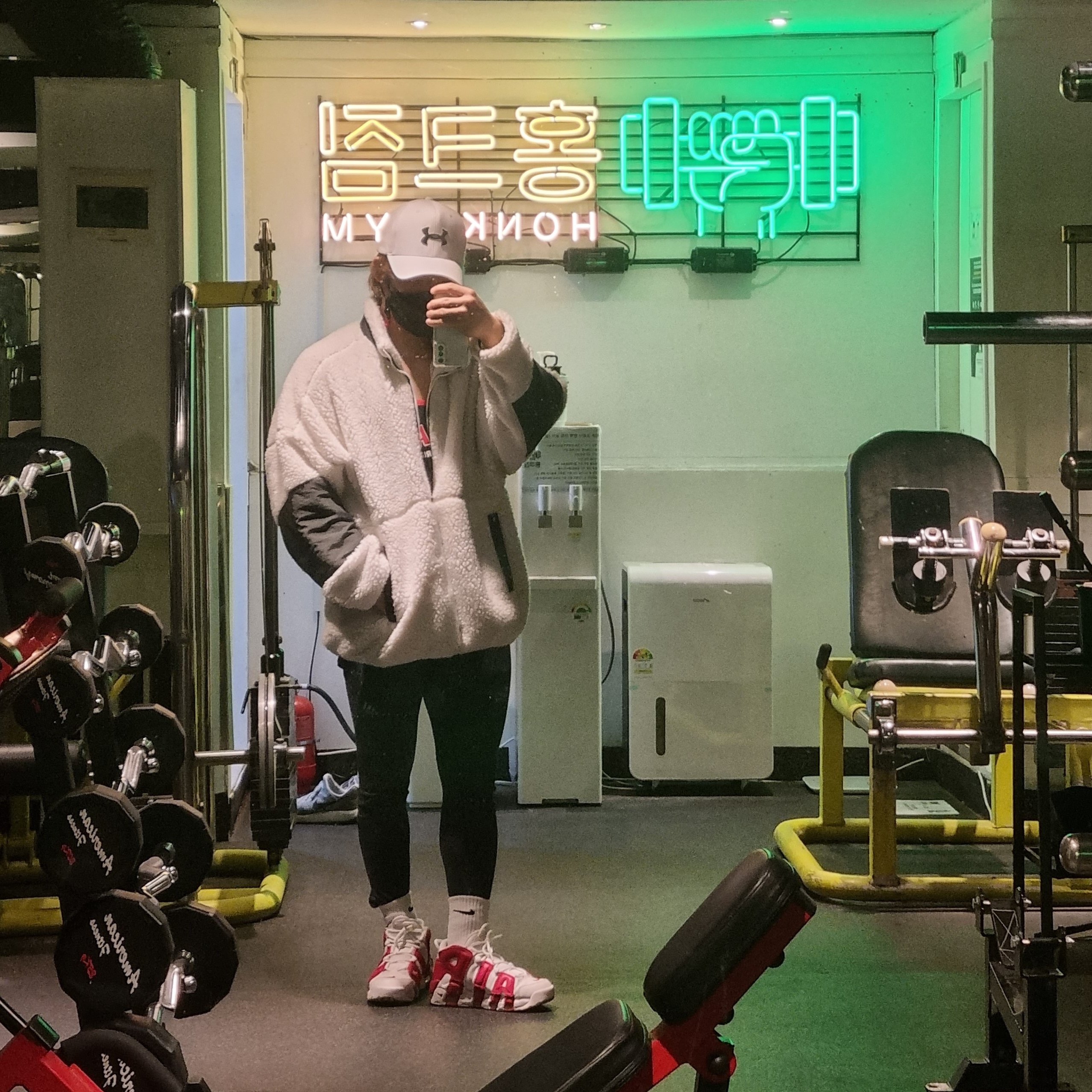 Nike Air More Uptempo Varsity Red, Nike Air More Uptempo Black White 2020 착용 스타일 - 1