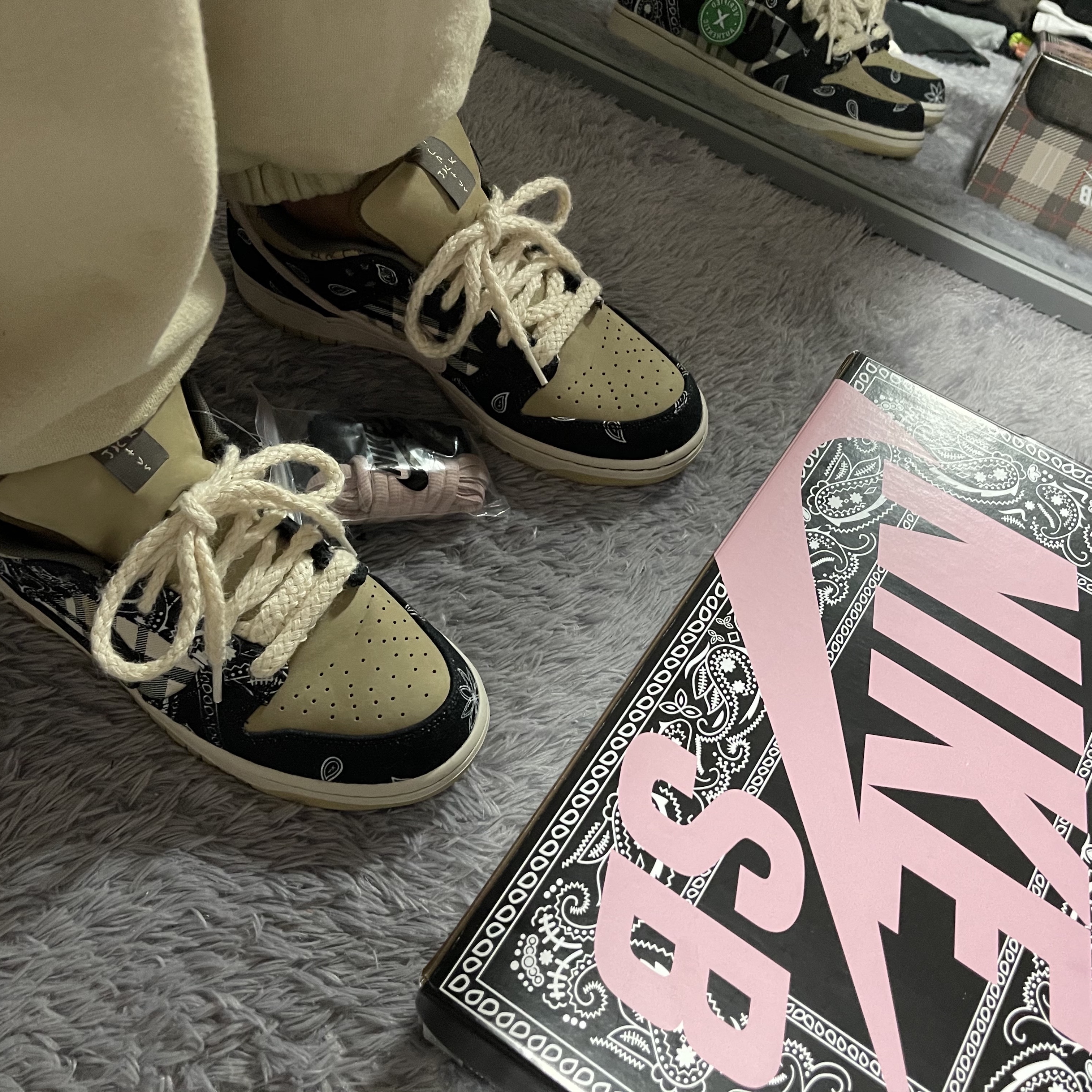 Nike x Travis Scott SB Dunk Low (Special Box) 착용 스타일 - 2