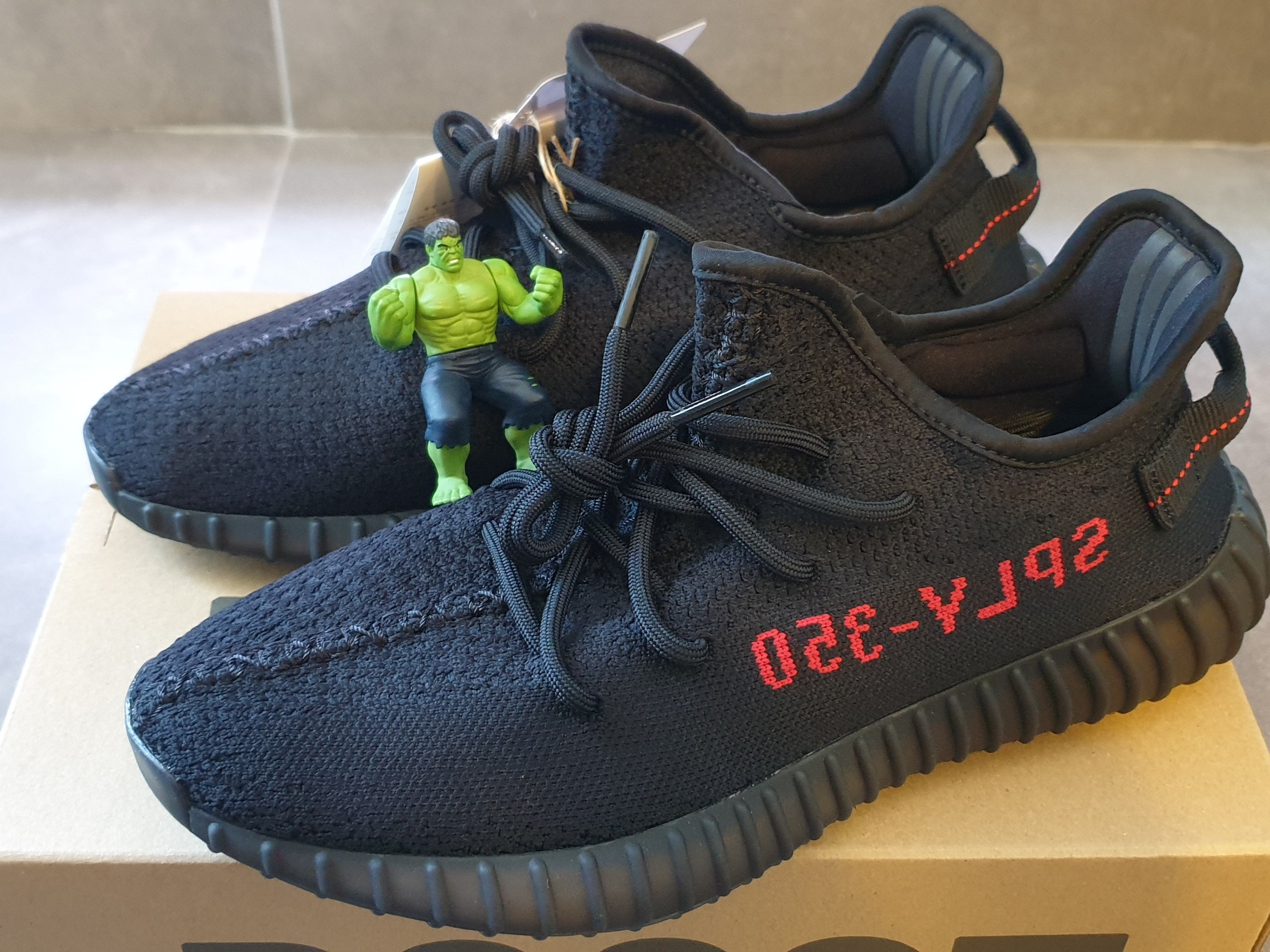 Adidas Yeezy Boost 350 V2 Black Red 2020 착용 스타일 - 2