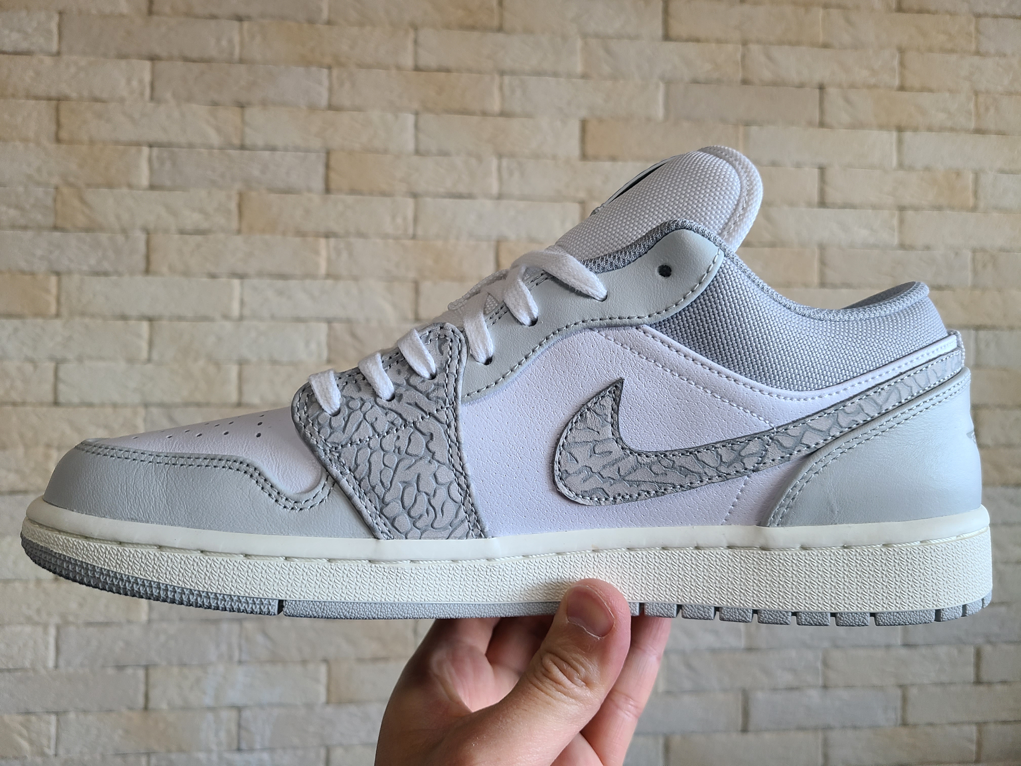 Jordan 1 Low PRM Elephant Print 착용 스타일 - 3