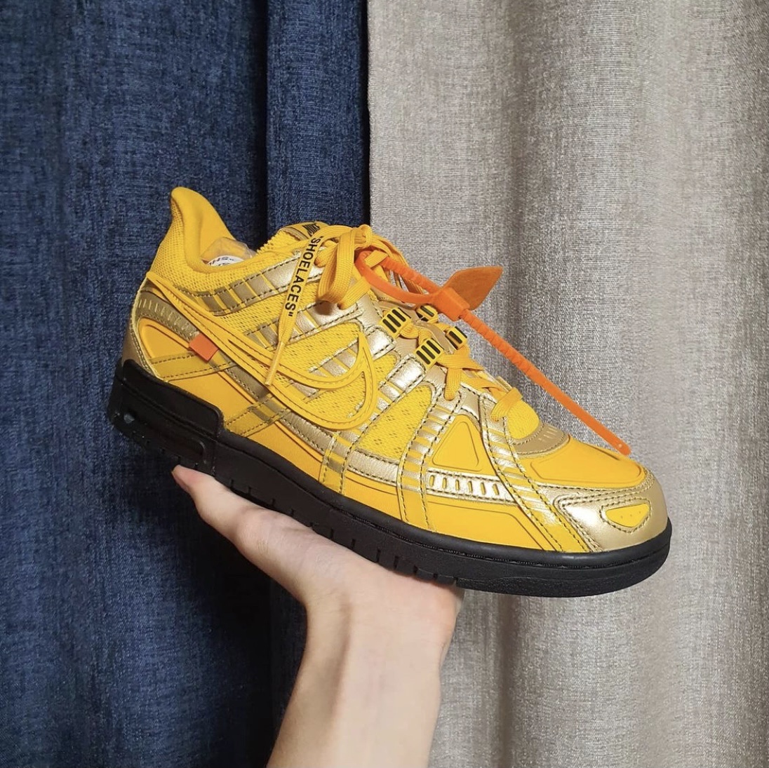 Nike x Off-White Air Rubber Dunk University Gold 착용 스타일