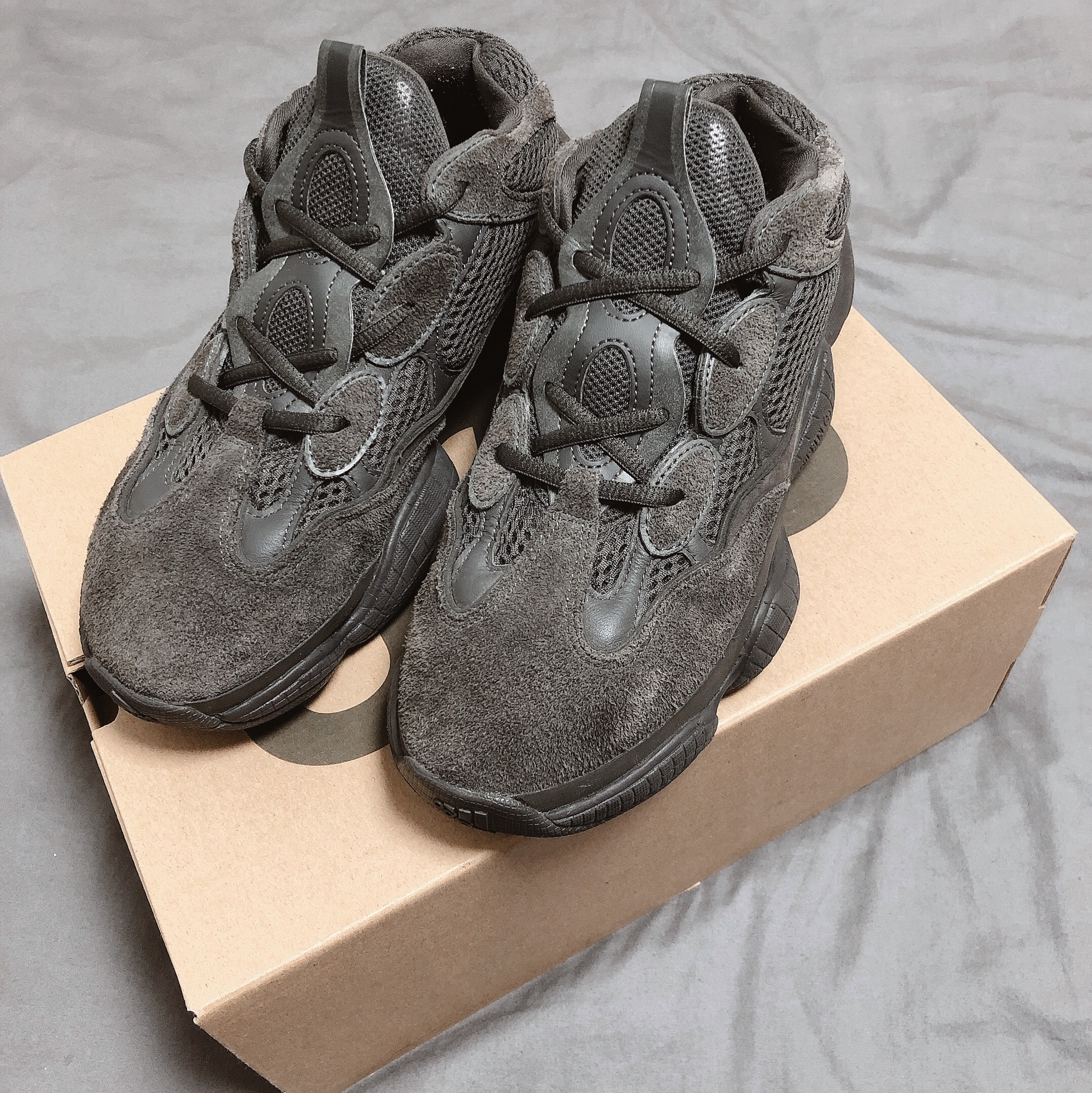 Adidas Yeezy 500 Utility Black 2018/2020 착용 스타일 - 2