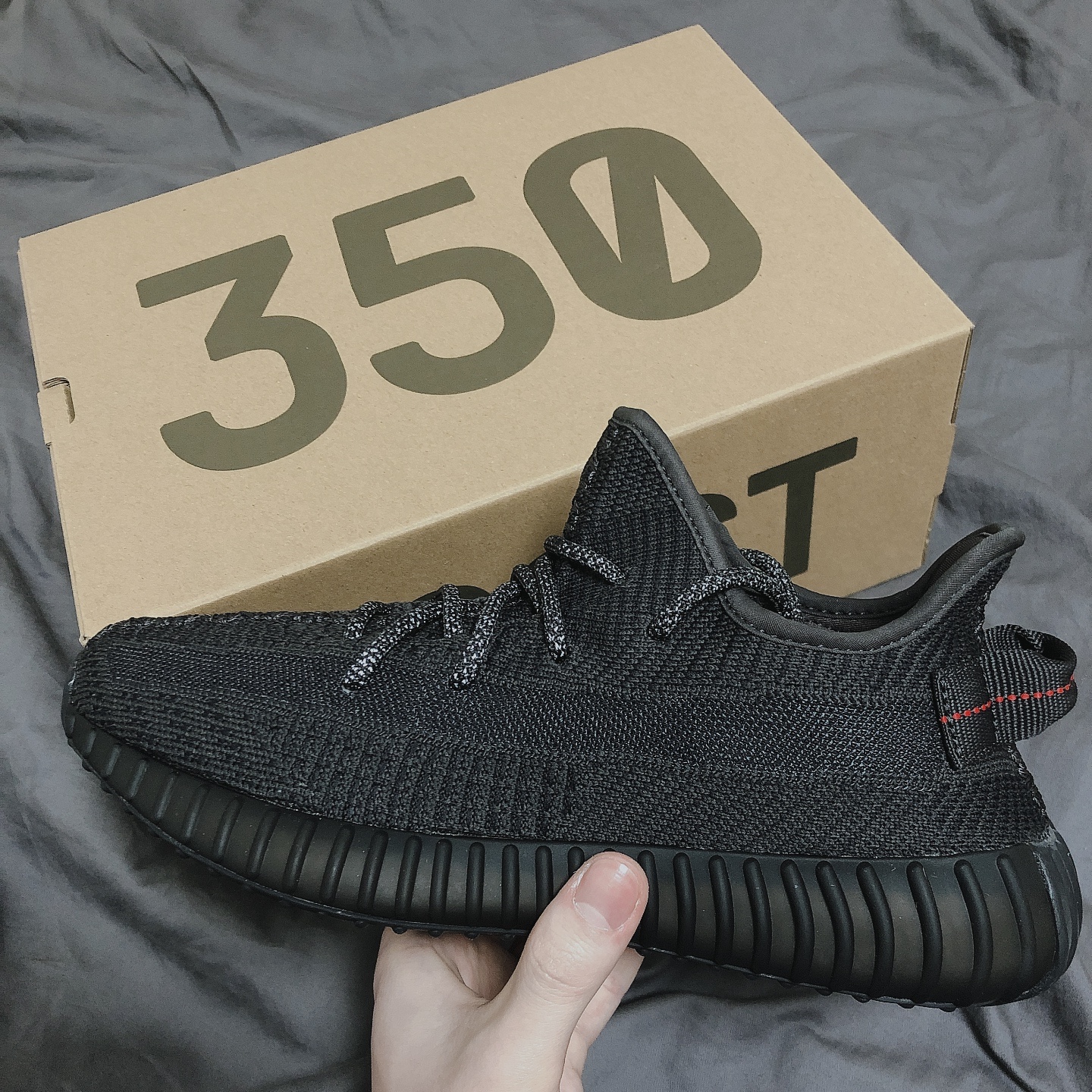 Adidas Yeezy Boost 350 V2 Black - Non-Reflective 착용 스타일 - 1