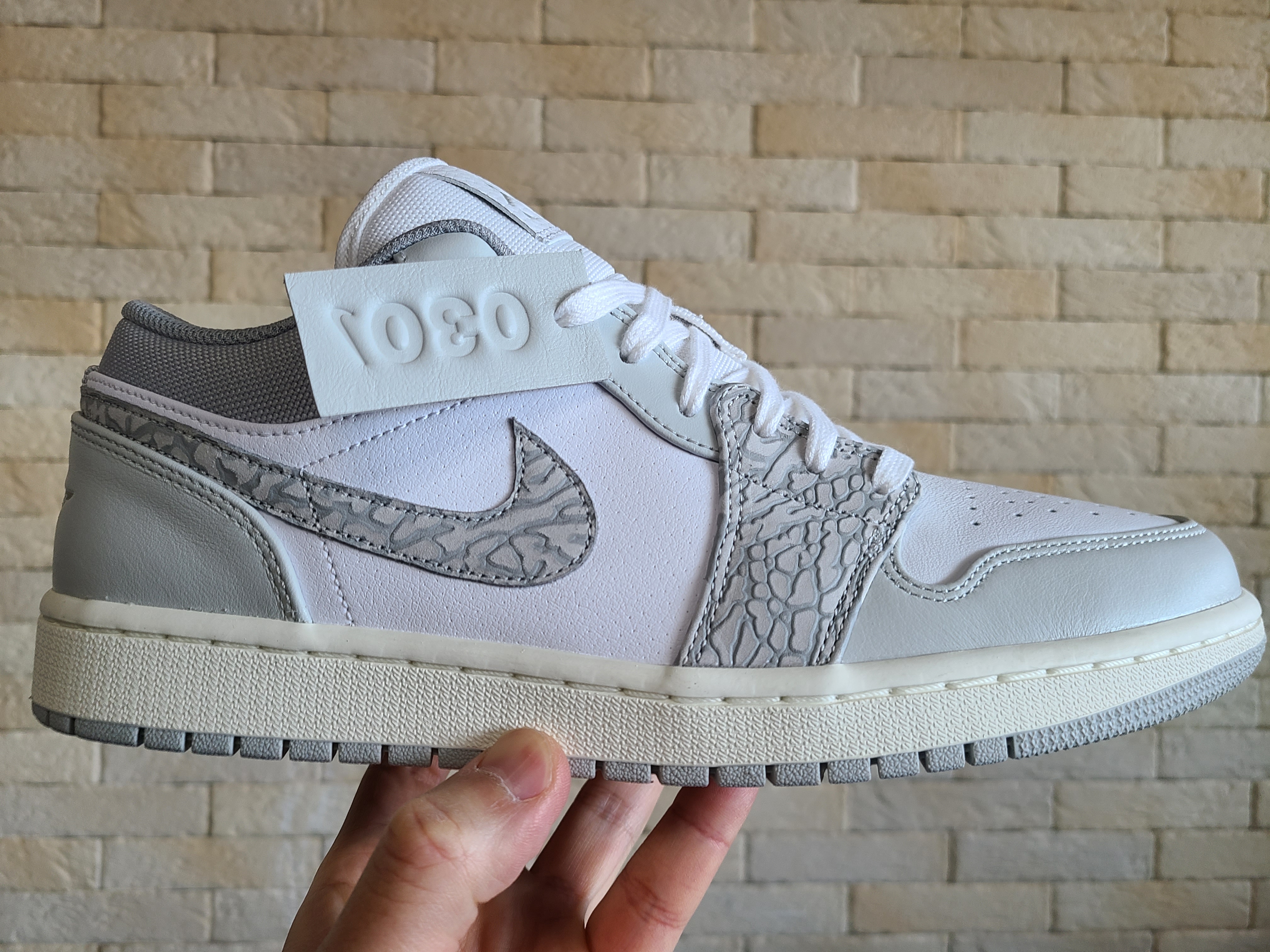 Jordan 1 Low PRM Elephant Print 착용 스타일 - 2