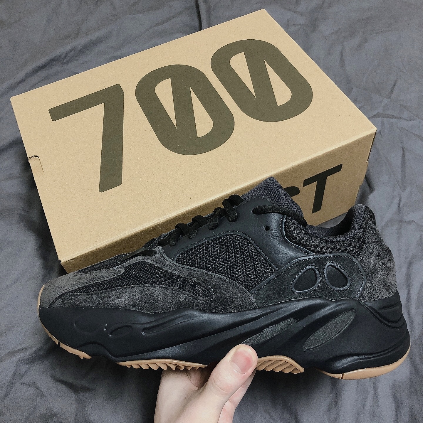 Adidas Yeezy Boost 700 Utility Black 착용 스타일 - 1