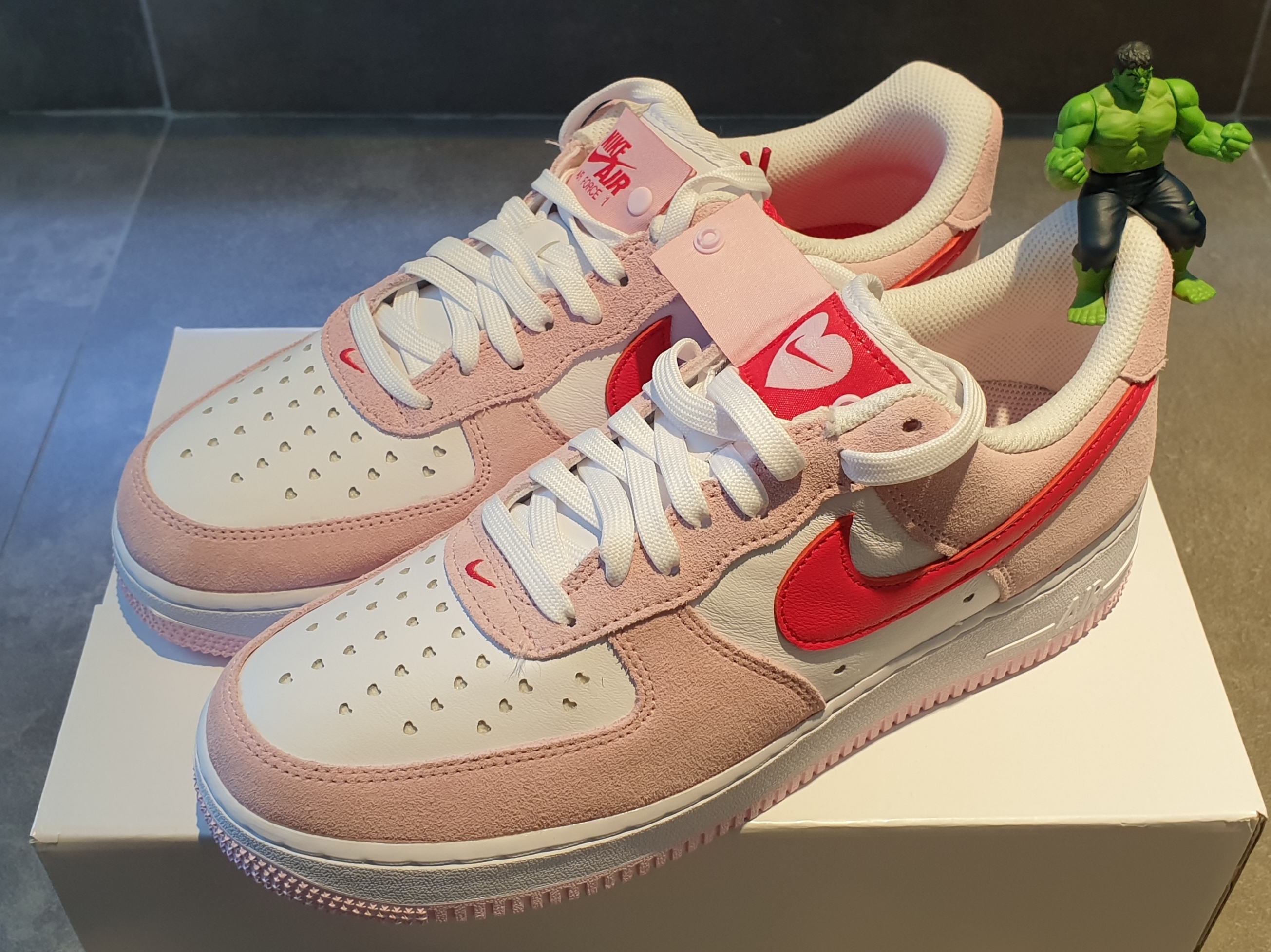 Nike Air Force 1 '07 QS Valentine's Day 착용 스타일 - 2