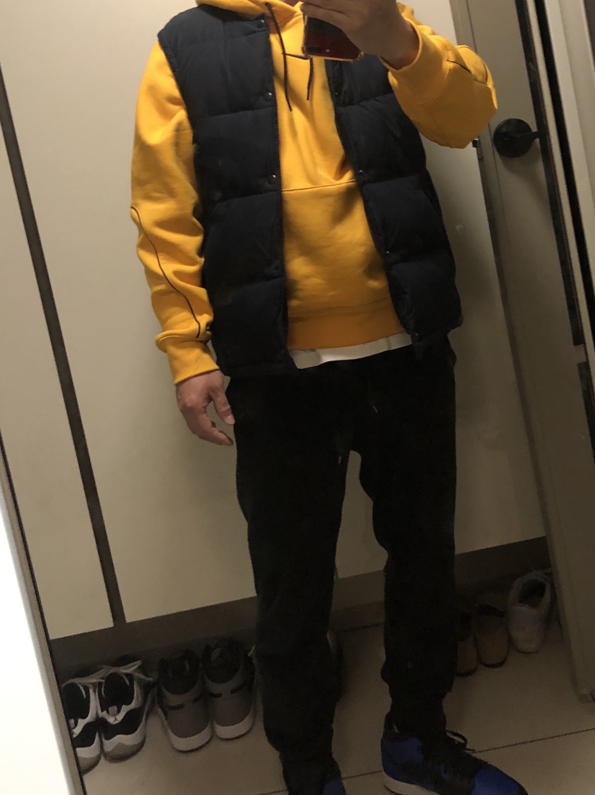 Jordan 1 Mid Black Hyper Royal, Nike x Drake Nocta Essential Hoodie University Gold - Asia 착용 스타일