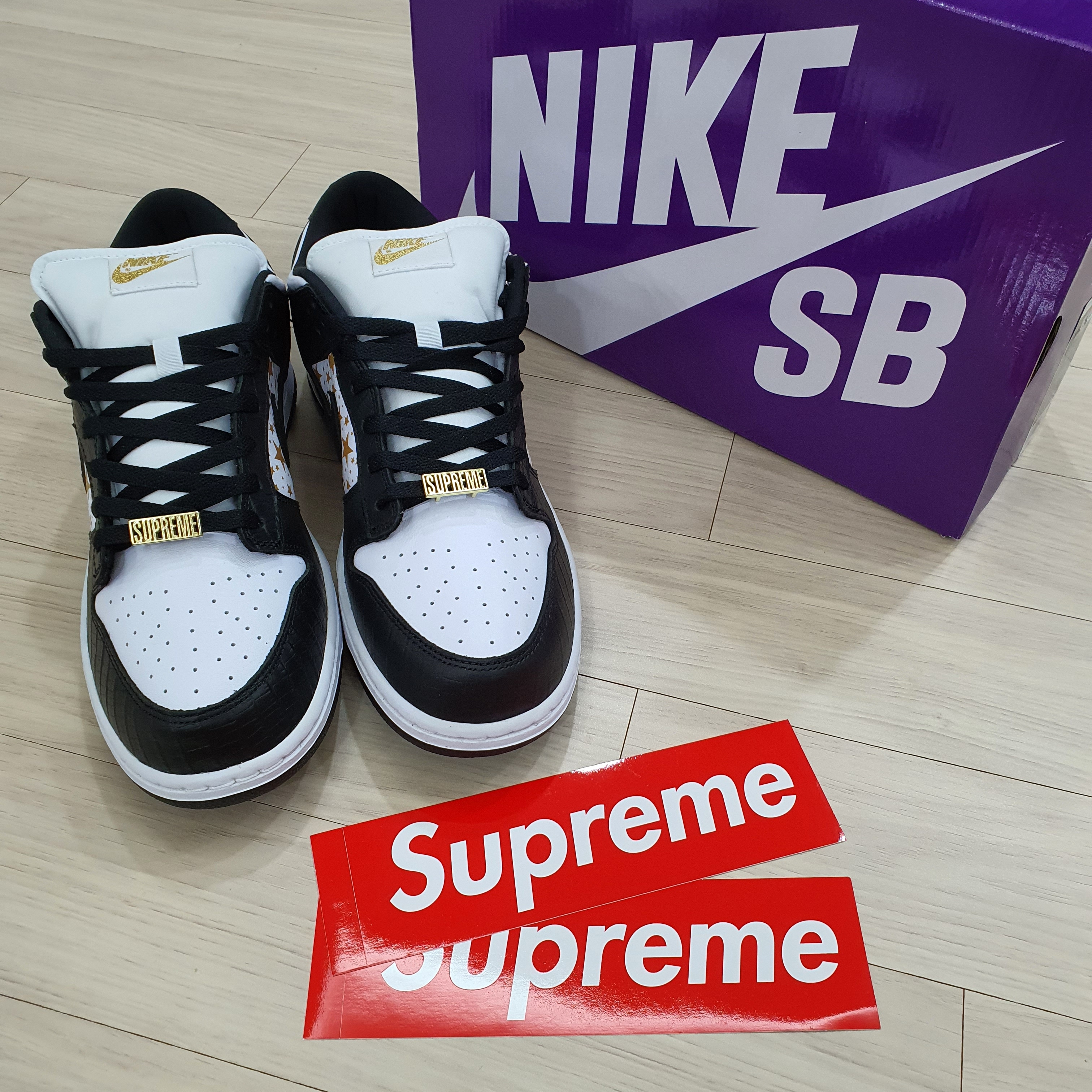 Nike x Supreme SB Dunk Low Black 착용 스타일 - 1