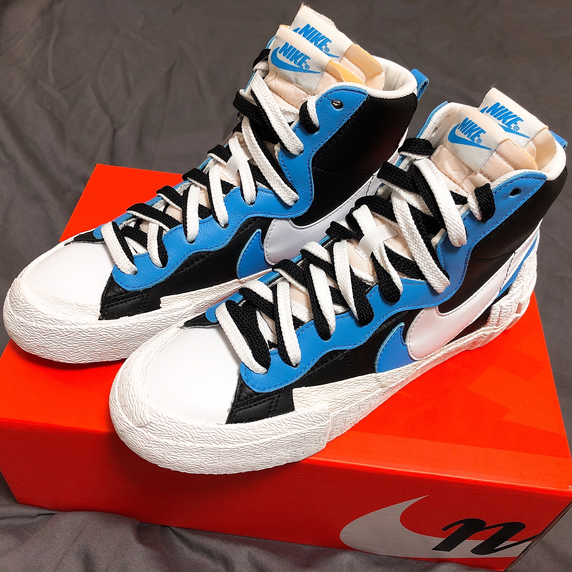 Nike x Sacai Blazer Mid White Black Legend Blue 착용 스타일 - 2